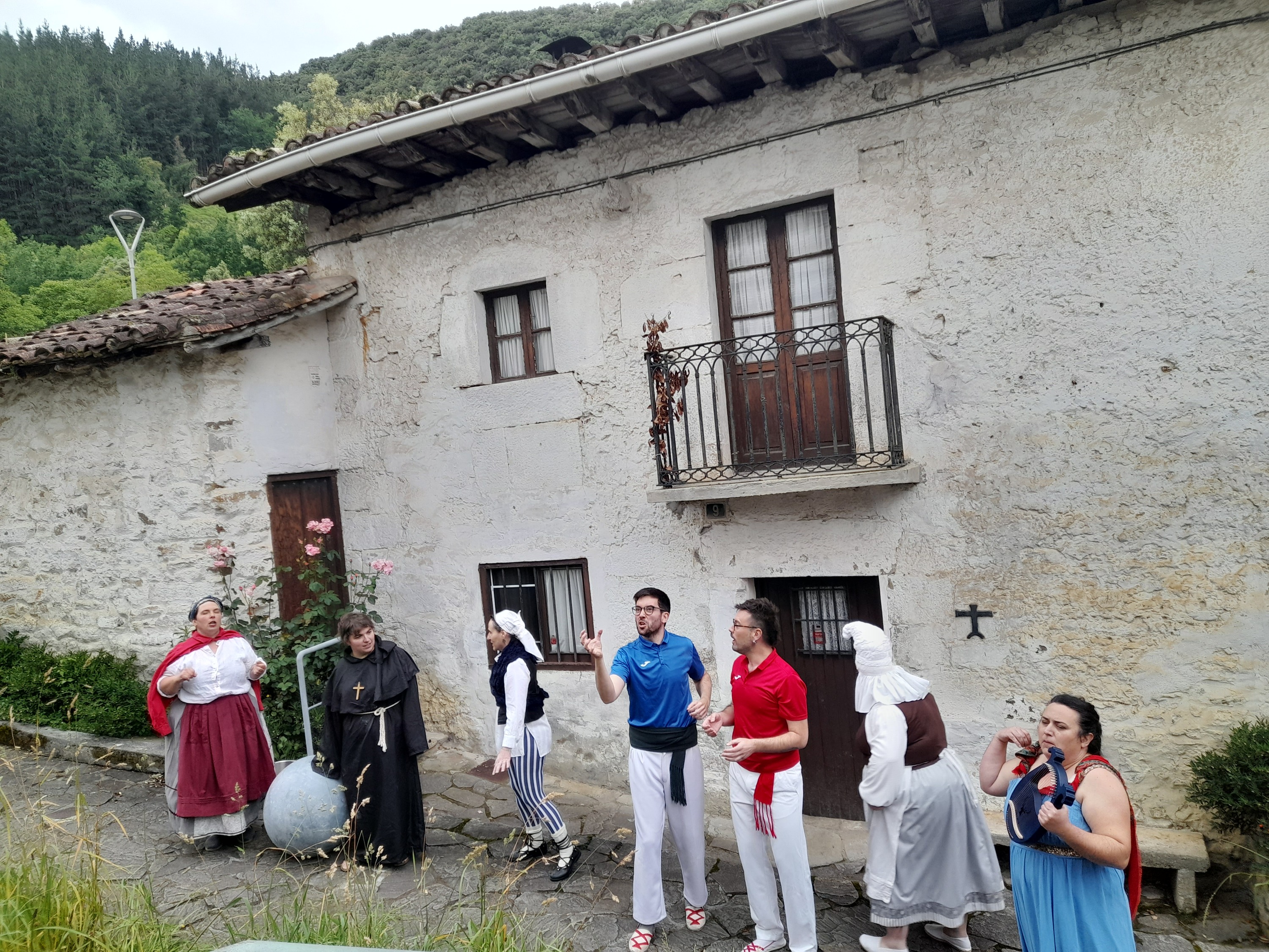 Mañariko Arri arte eszenikoen jaialdiko irudi bat; Karrika antzerki taldea, Mañariko Urrengoerrota baserrian antzezten. AGUS PEREZ
