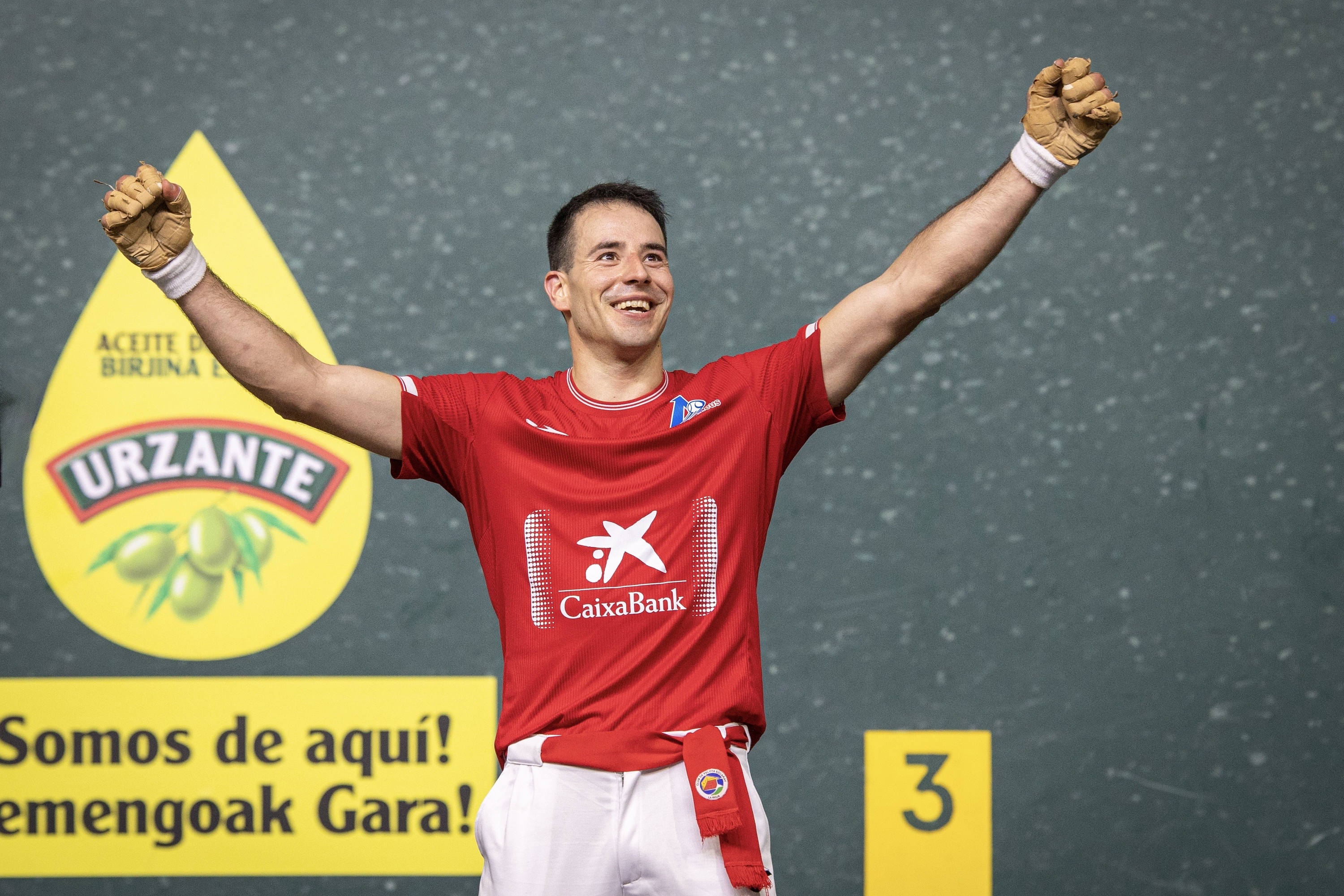 Dario Gomez finalerako sailkapena ospatzen, gaur, Logroñoko Adarraga pilotalekuan. RAQUEL MANZANARES / EFE