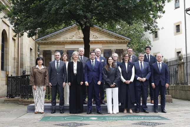 Jarduneko eta aurretik karguan egondako Eusko Jaurlaritzako lehendakariak, Eusko Legebiltzarreko presidenteak, Bizkaiko ahaldun nagusiak eta Bizkaiko Batzar Nagusietako presidenteak, gaur, Gernika-Lumon. LUIS TEJIDO / EFE Jarduneko eta aurretik karguan egondako Eusko Jaurlaritzako lehendakariak, Eusko Legebiltzarreko presidenteak, Bizkaiko ahaldun nagusiak eta Bizkaiko Batzar Nagusietako presidenteak, gaur, Gernika-Lumon. LUIS TEJIDO / EFE