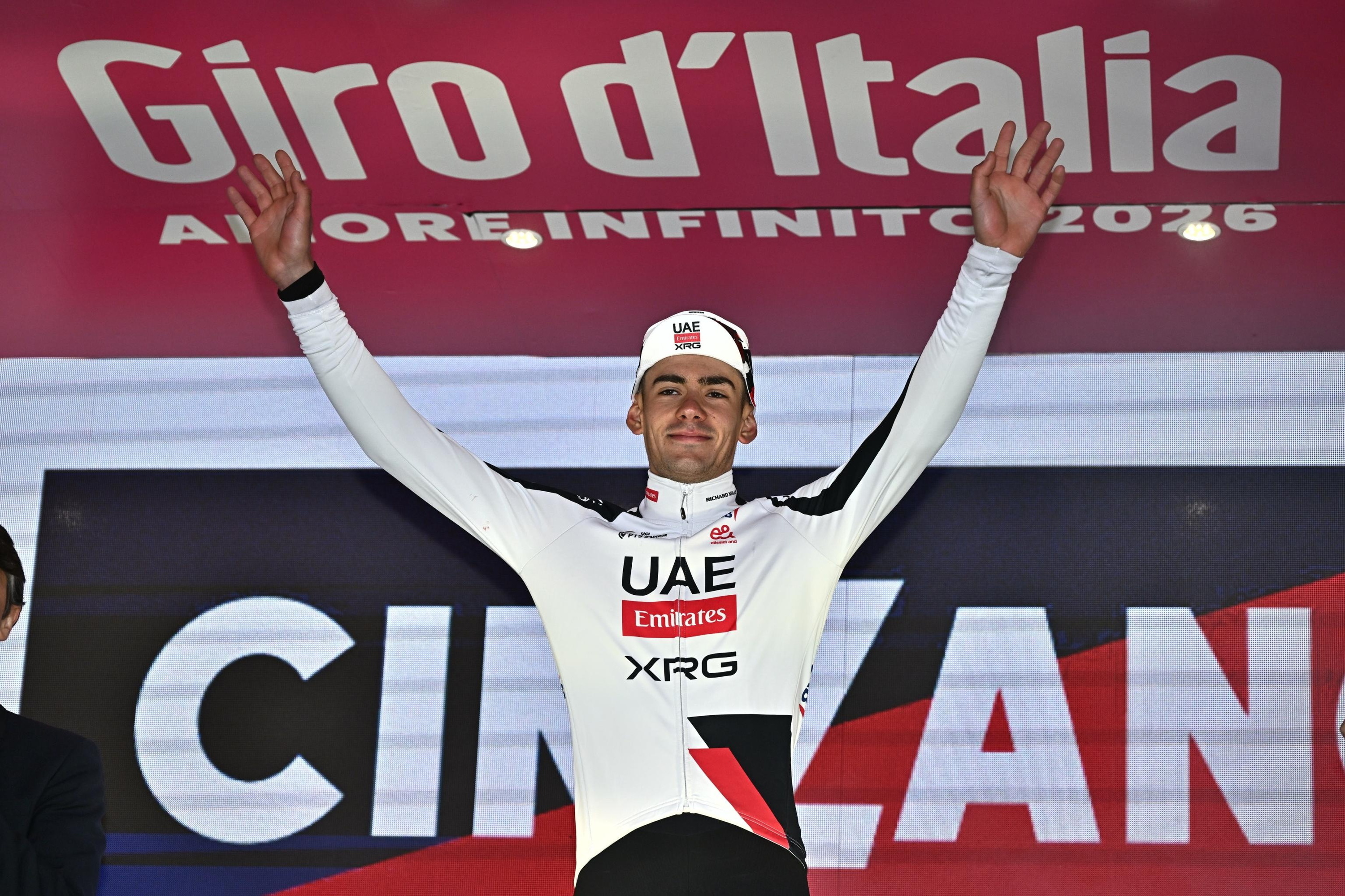Igor Arrieta txirrindularia, podiumean, Giroko bosgarren etapa irabazi ostean. LUCA ZENNARO / EFE