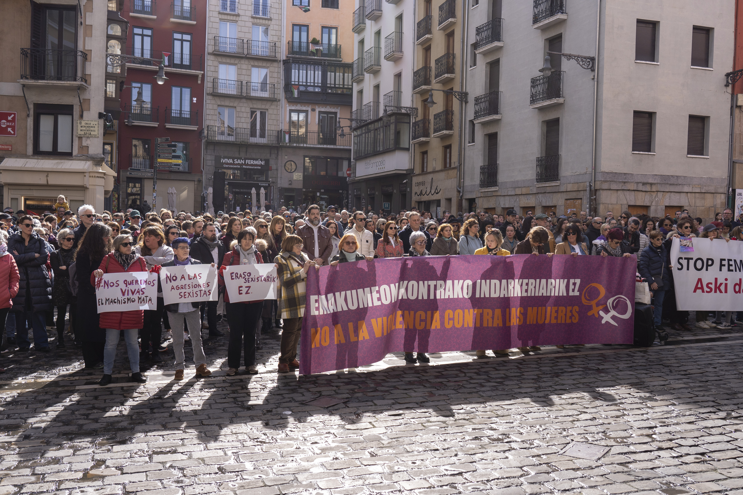 (ID_15827071) (Iñigo Uriz/@FOKU) 2026-02-22, Iruñea. Euskal Herriko Emakumeon Mundu Martxak mobilizazioa deitu du Sarrigureneko h...