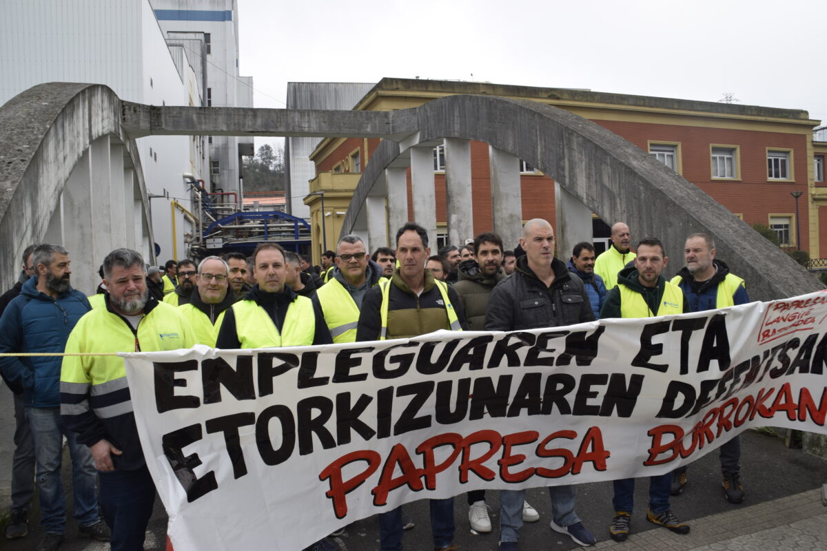 Papresako langileen protesta bat, lantegiko sarreran. IKERNE ZARATE / OARSOALDEKO HITZA