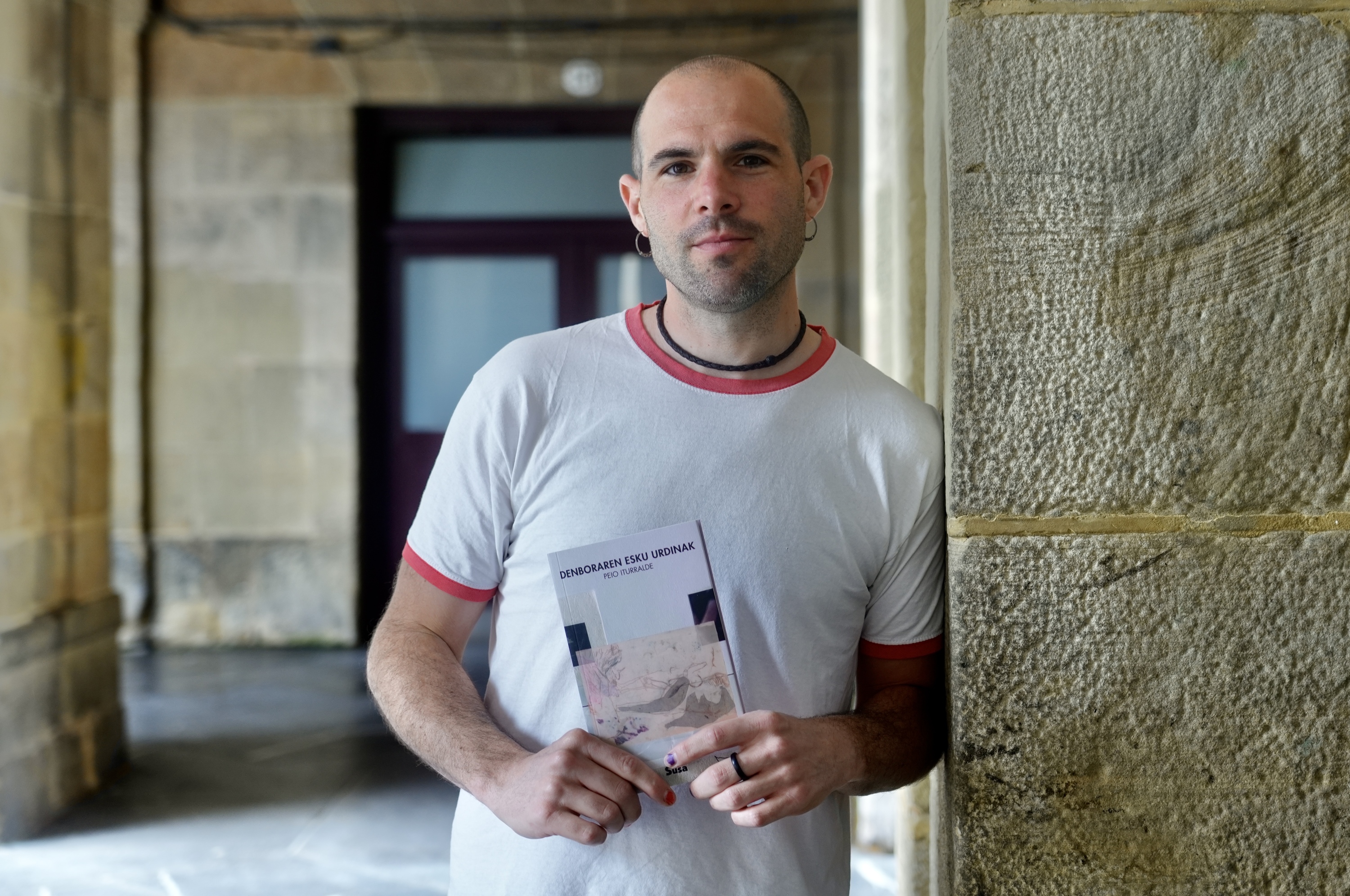 Peio Iturralde, poema liburua eskuetan duela, gaur, Donostian. ANDONI CANELLADA / FOKU