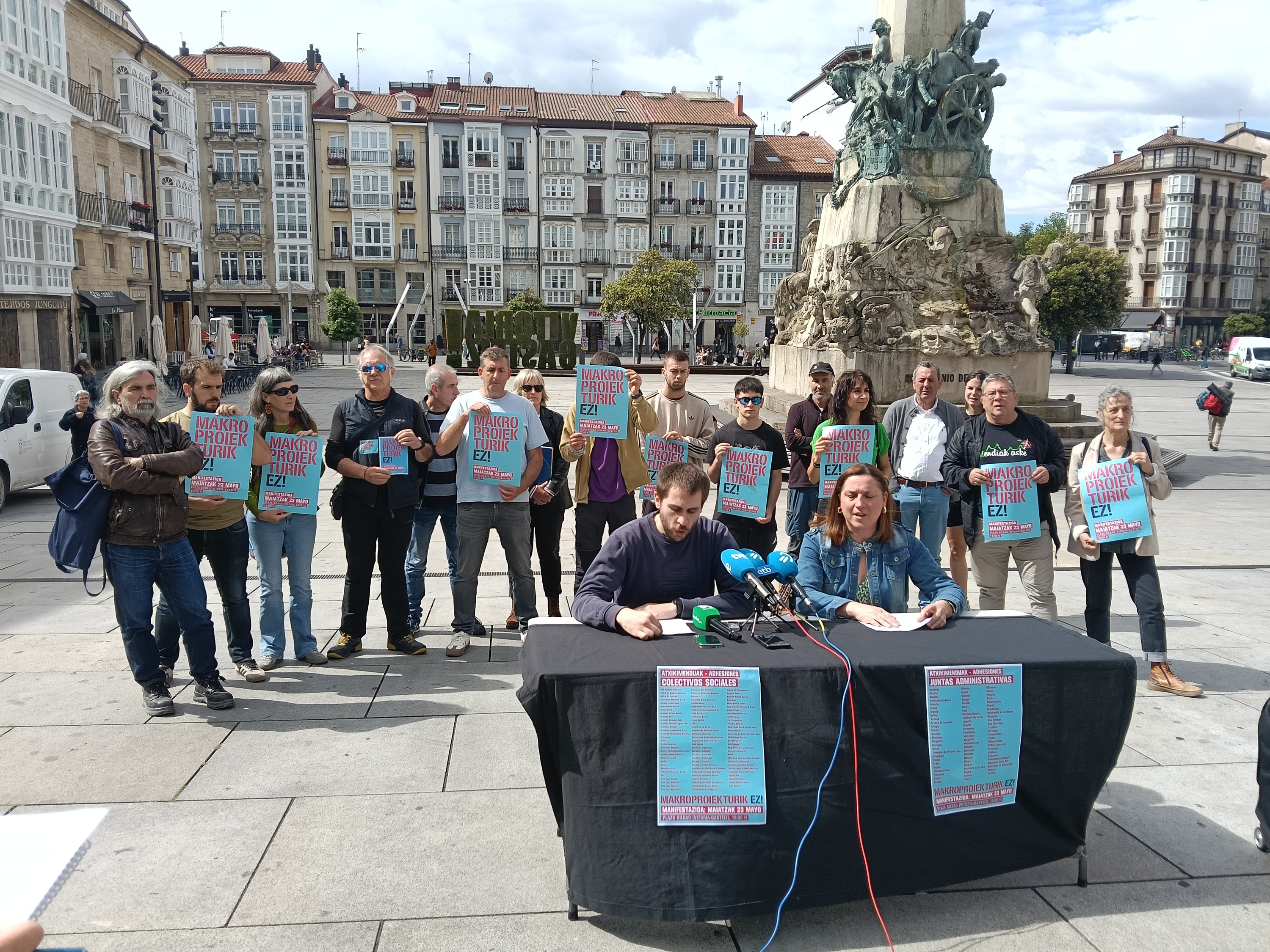 Iker Ruiz de Zarate eta Edurne Basterra, mahaian, gaurko agerraldian. BERRIA