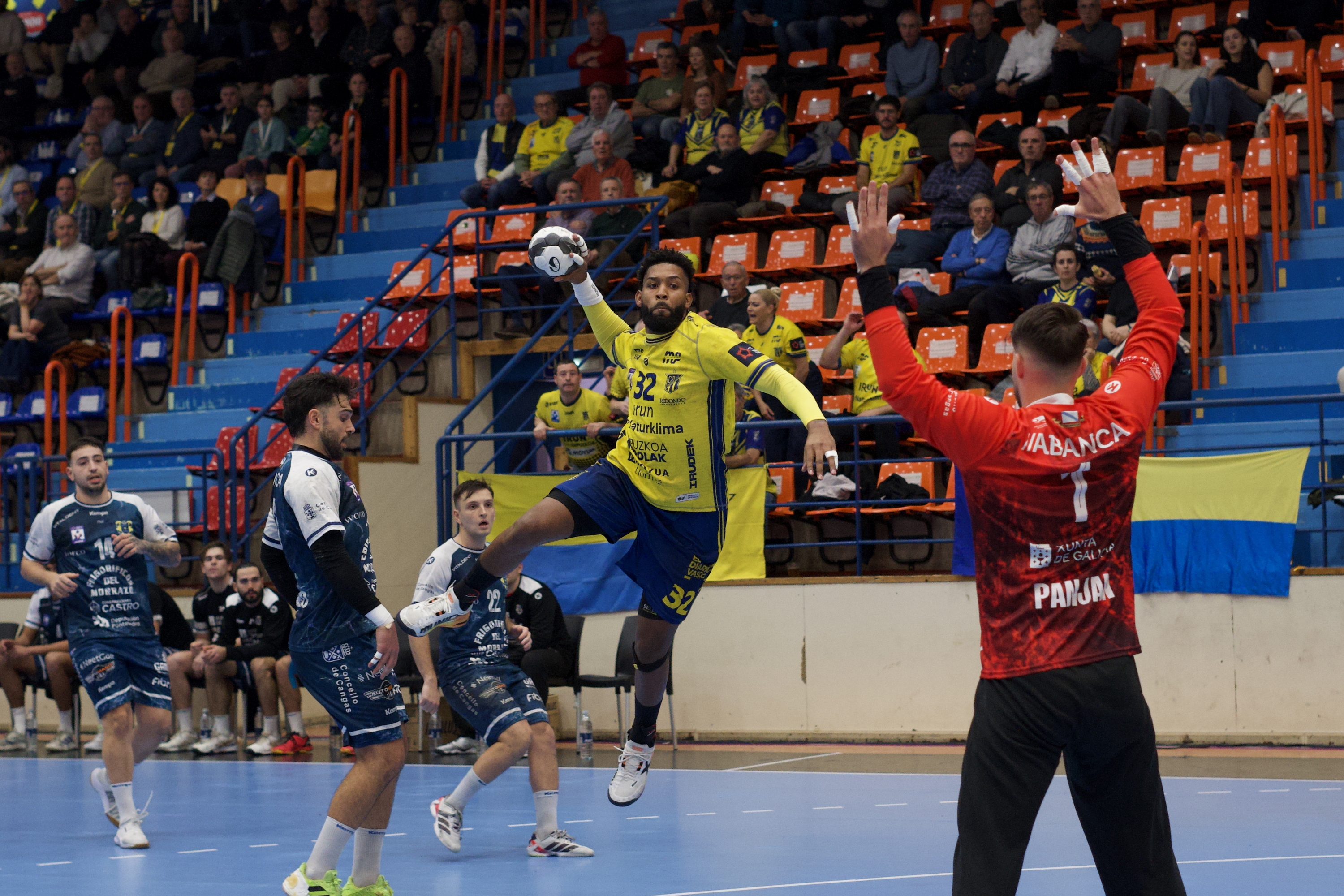 Dariel Garcia jaurtitzeko prest, Bidasoak Cangasen aurka Artalekun jokatutako Asobal ligako partidan. JON URBE / FOKU