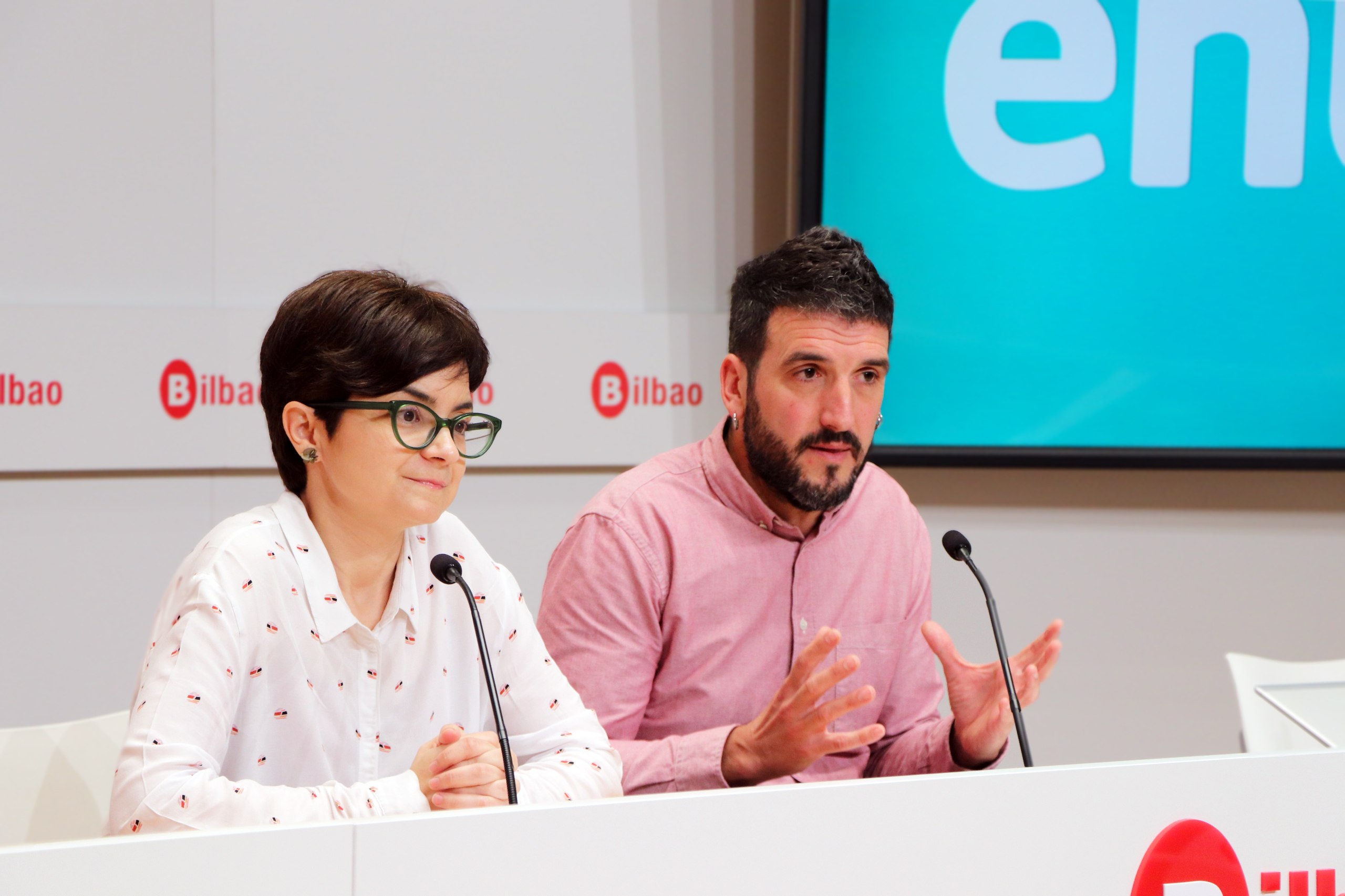 Maria del Rio eta Karlos Renedo, gaur, Bilbon emandako prentsaurrekoan. EH BILDU
