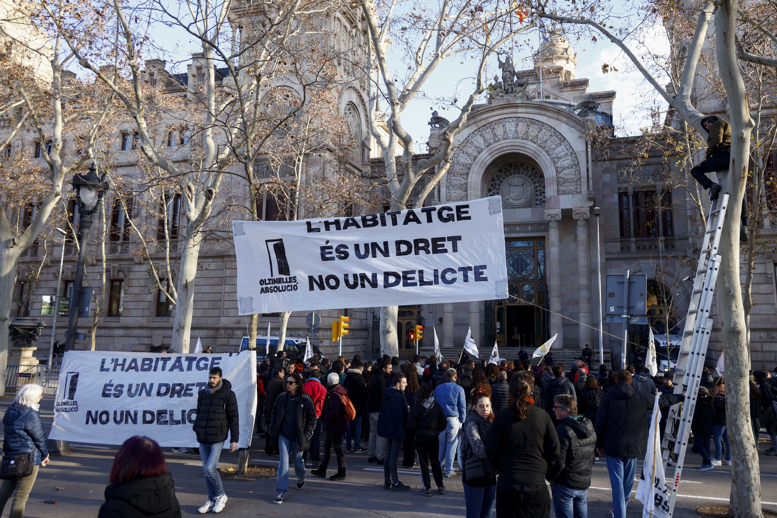 Epaiketa, azkenekoz, 2025eko urtarrilean atzeratu zuten. Bartzelonako auzitegiaren kanpoaldean egin zuten protesta. QUIQUE GARCIA / EFE