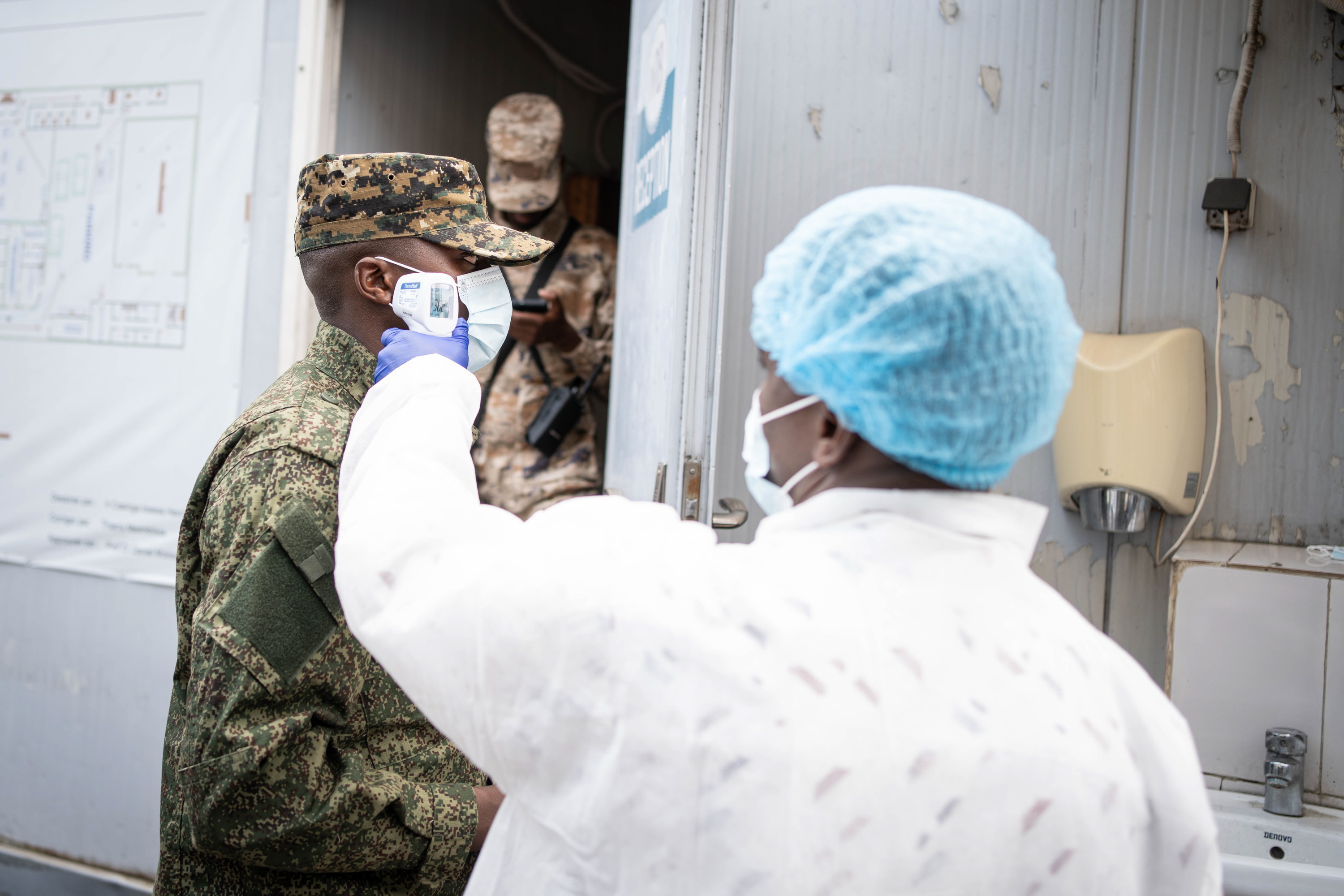 Ebola agerraldiari aurre egiteko prebentzio neurriak hartzen, gaur, Goma hirian, Kongo ekialdean. MARIE JEANNE MUNYERENKANA / EFE