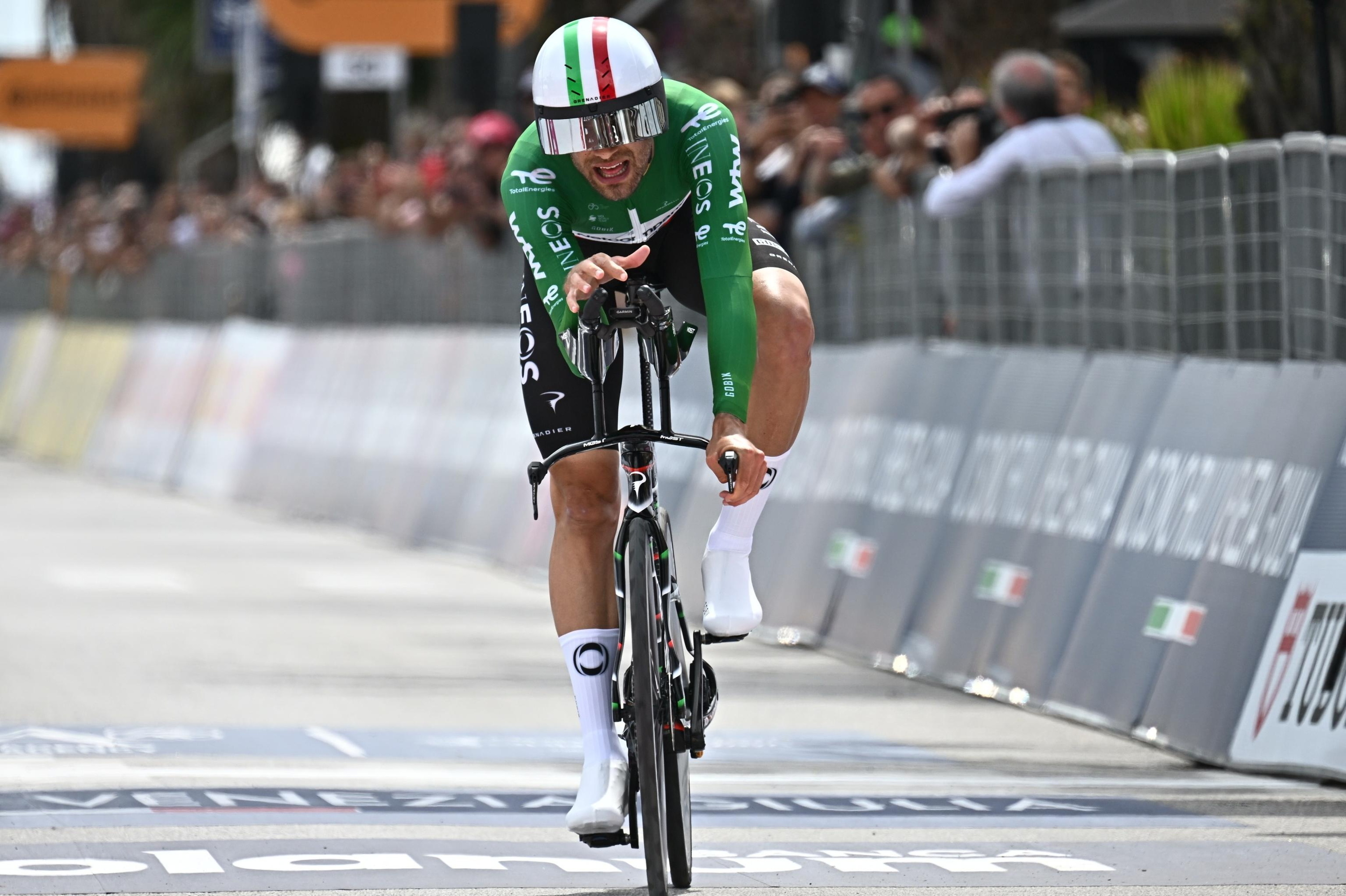 Filippo Ganna, Giroko erlojupeko helmugan. LUCA ZENNARO / EFE