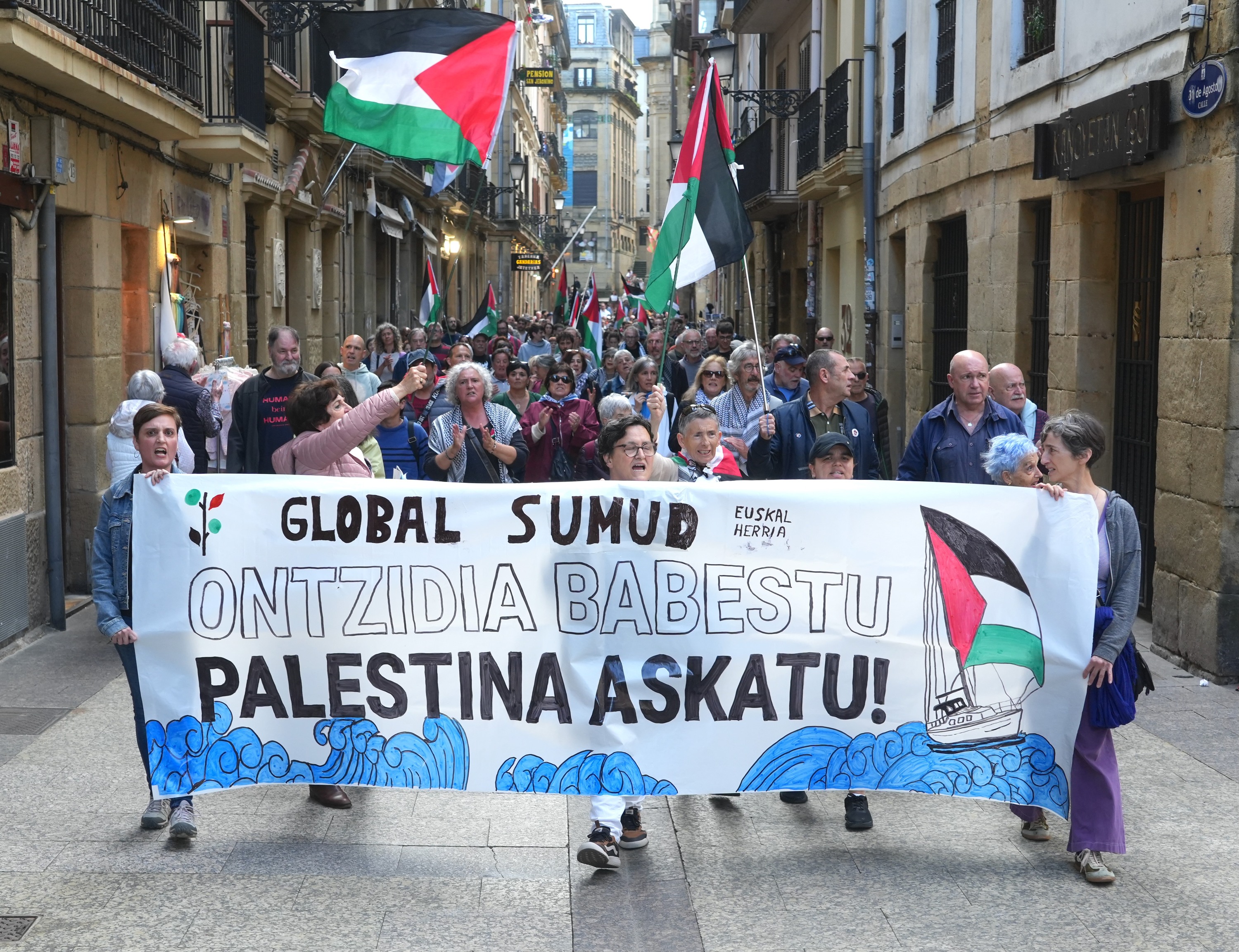 Global Sumud Flotillaren aldeko mobilizazioa, apirilean, Donostian. JON URBE / FOKU