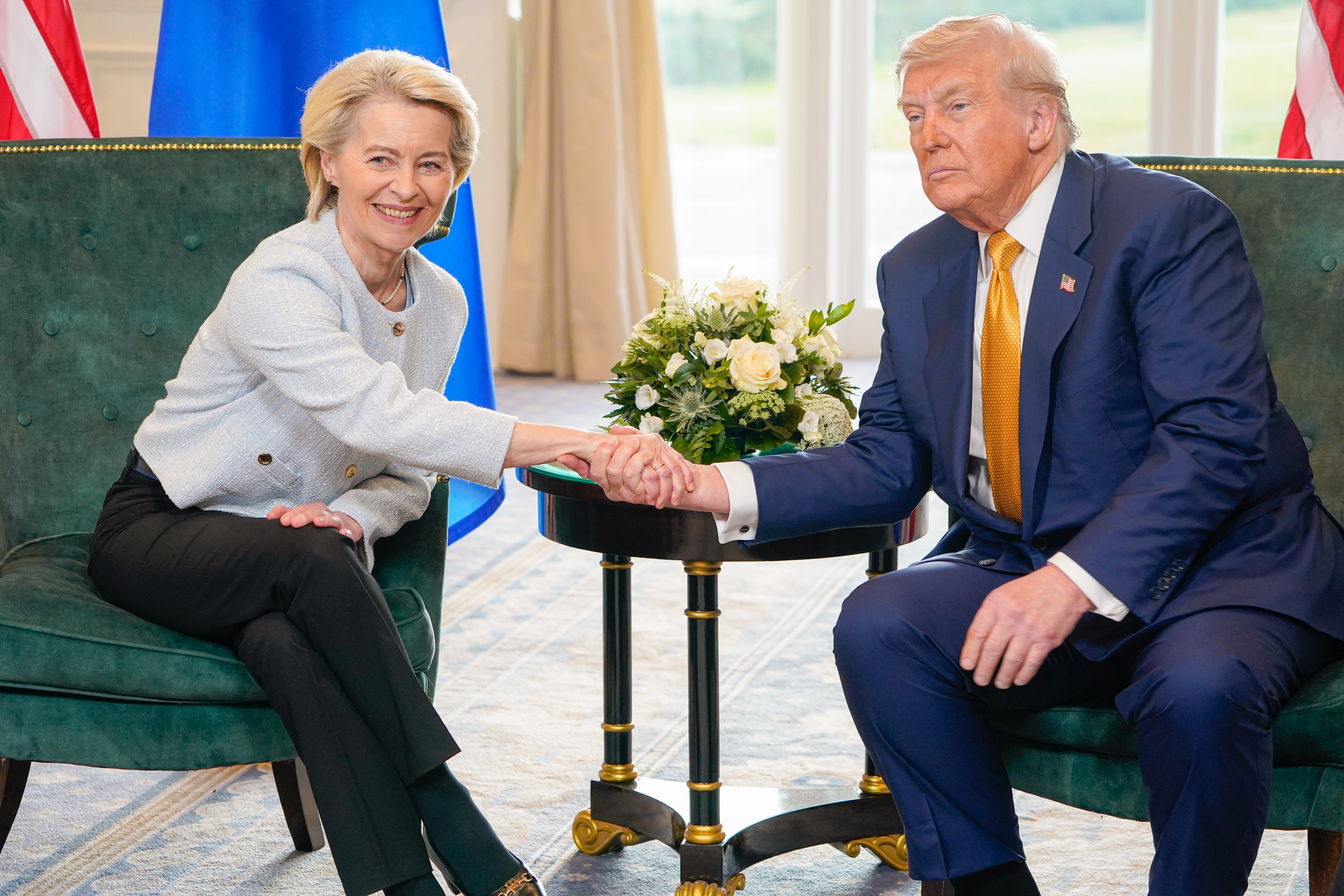 Ursula Von der Leyen eta Donald Trump, merkataritza ituna sinatu zutenen egunean, iazko uztailaren 27an, Eskozian.  FRED GUERDIN / EFE