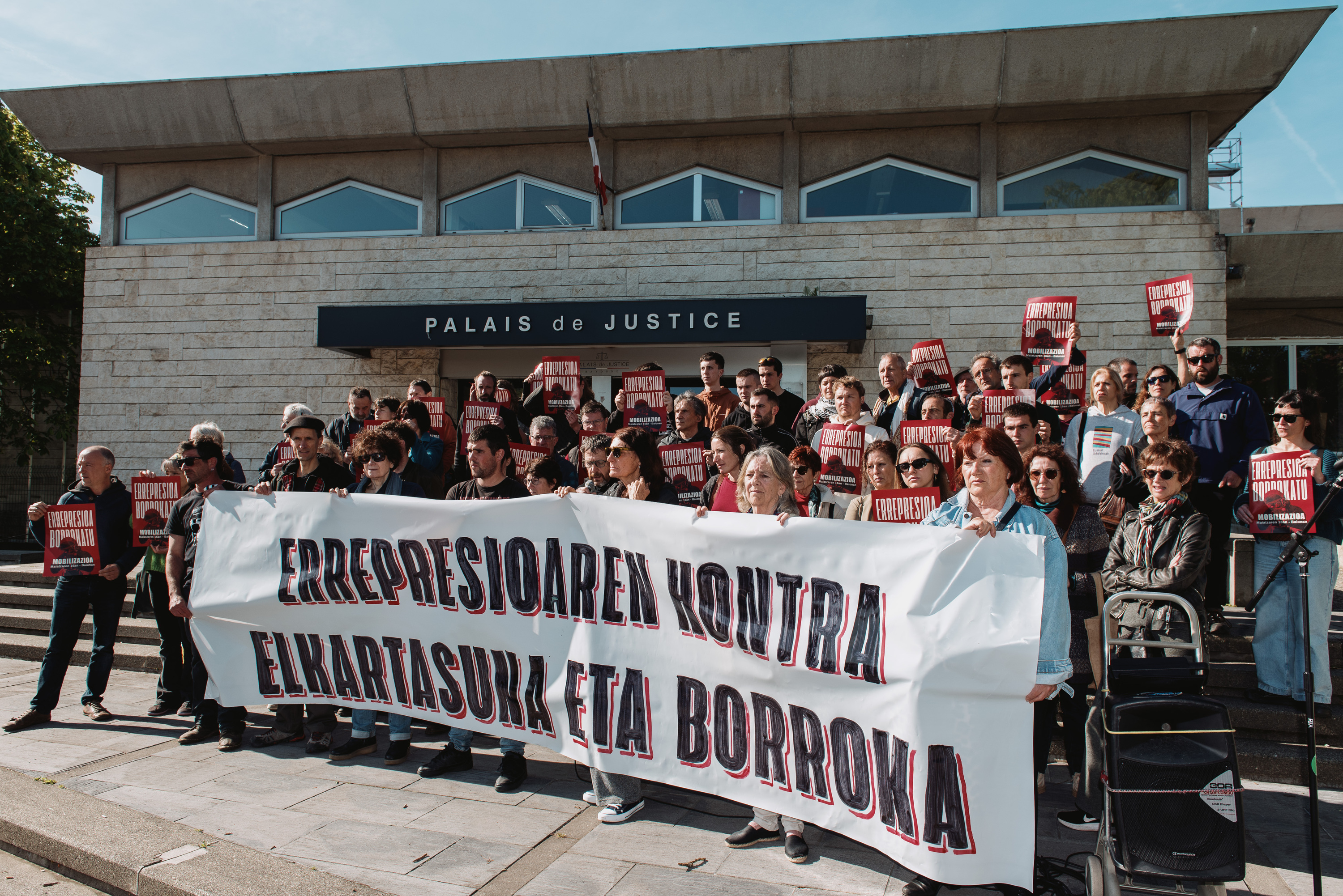 Errepresioaren kontrako manifestaziora deitzeko zenbait militantek Baionako auzitegiaren aitzinean egindako prentsaurrekoa, apirilean. GUILLAUME FAUVEAU