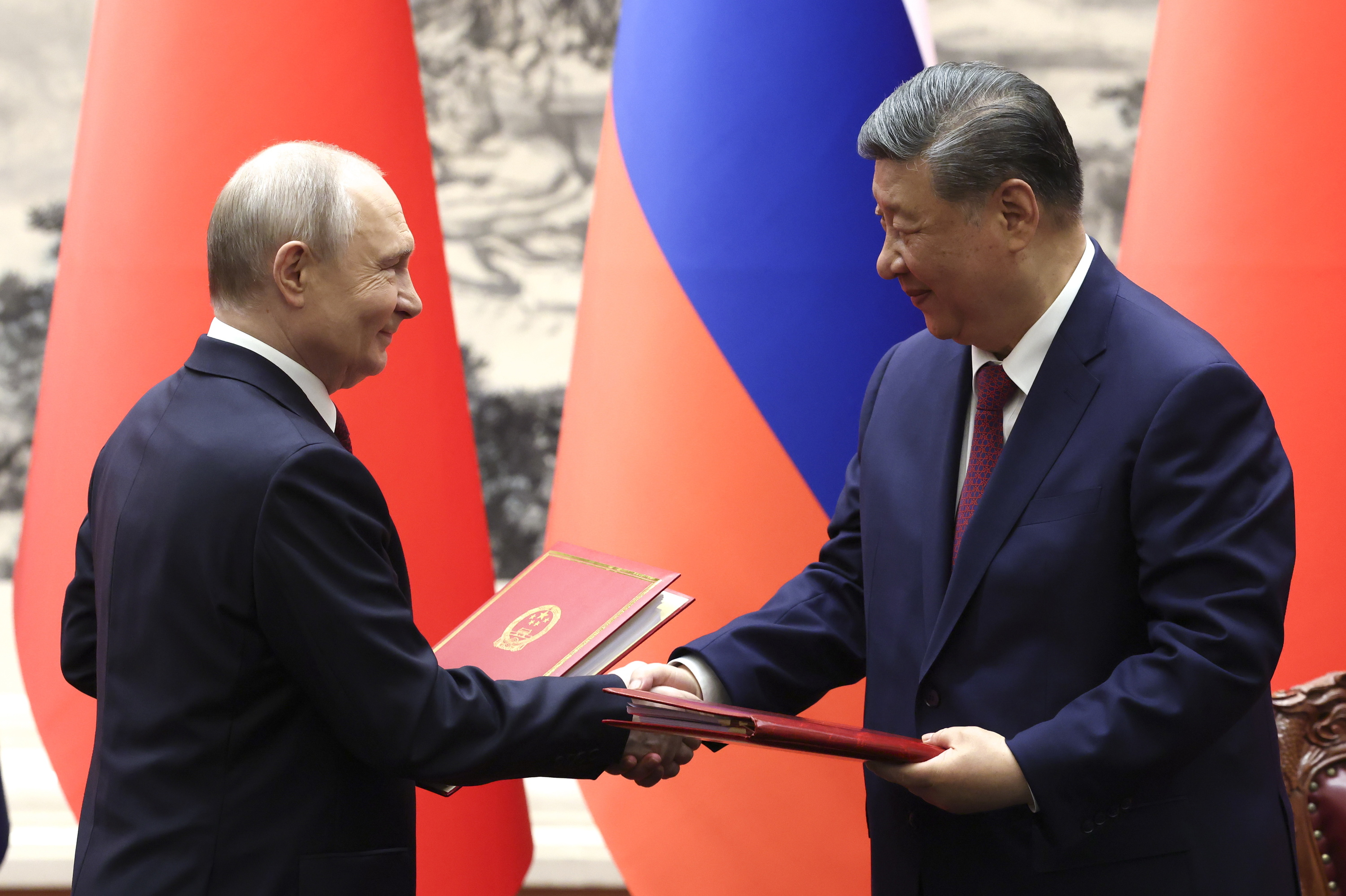 Putin eta Xi Pekingo Herriaren Areto Handia eraikinean, gaur. MAXIM XEMETOV / EFE