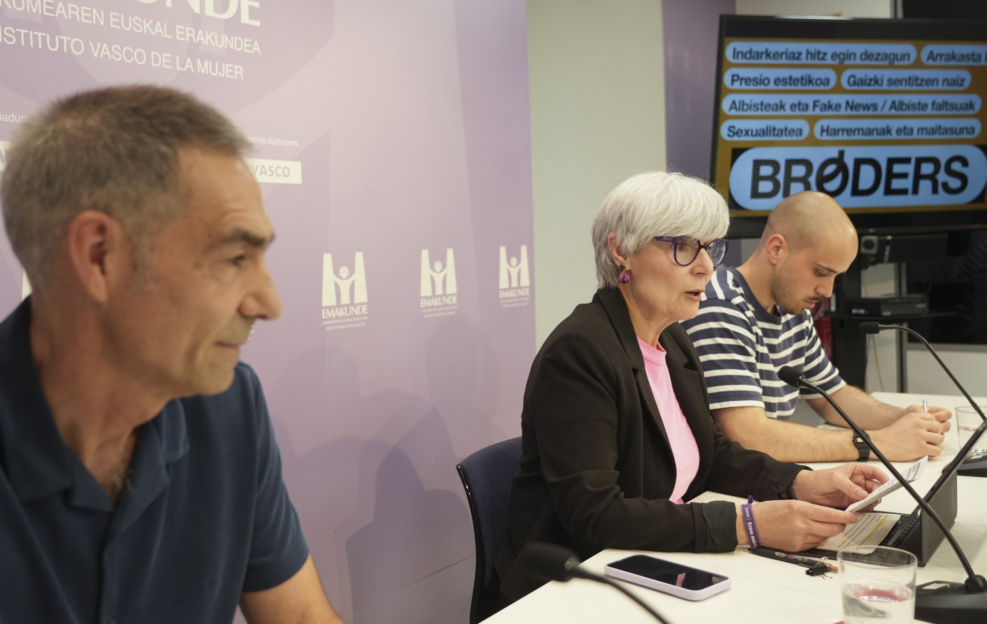 Ander Bergara, Miren Elgarresta eta Markel Serrano, Gasteizen egindako prentsaurrekoan. JAGOBA MANTEROLA / FOKU