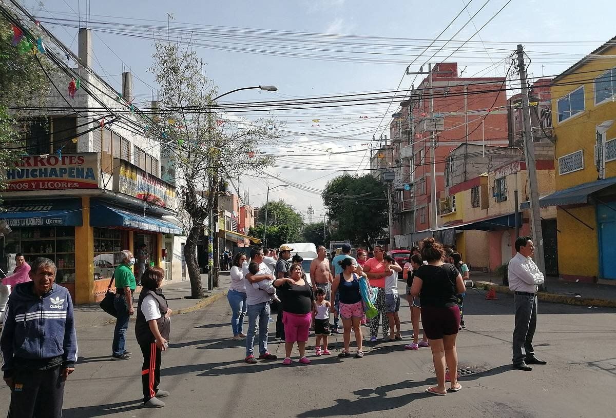 Jendea kalean Mexiko Hirian, lurrikararen ostean. MARIO GUZMAN, EFE