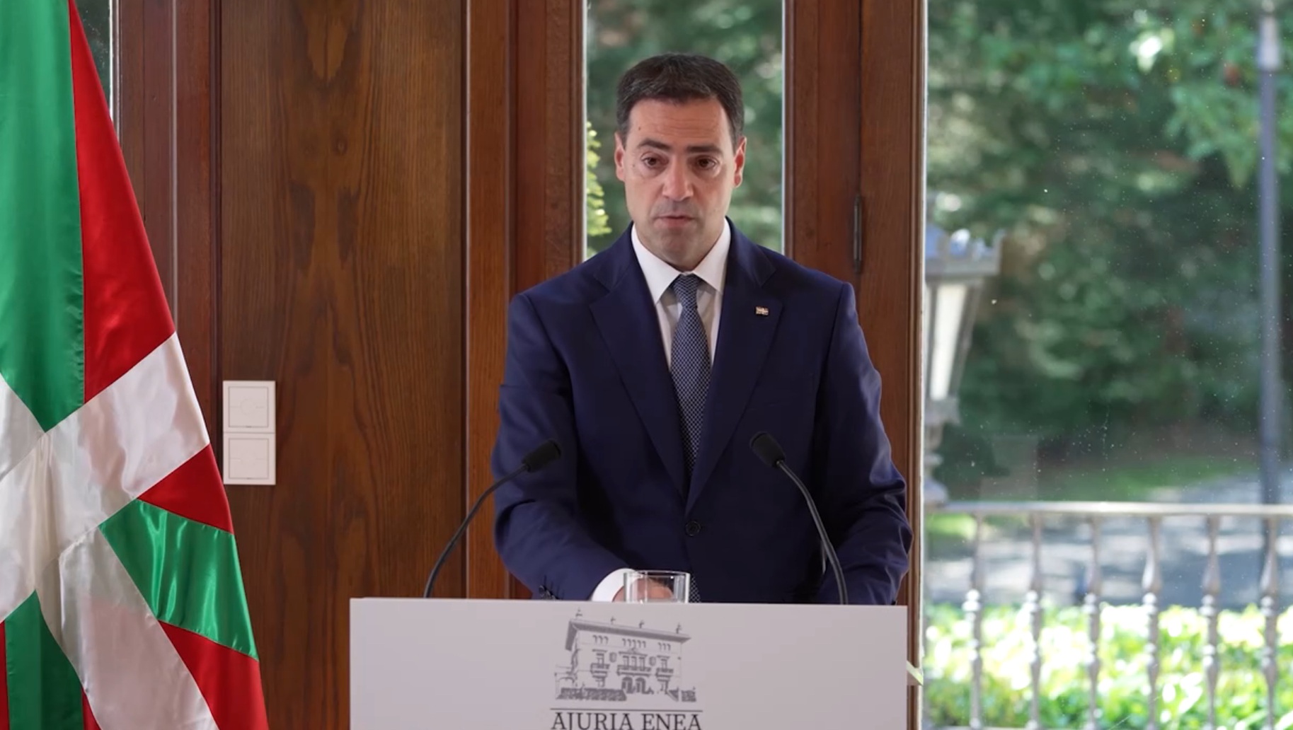 Pradales gaur, Ajuria Enean, Munduko Kopari buruzko adierazpenak egiten. IREKIA