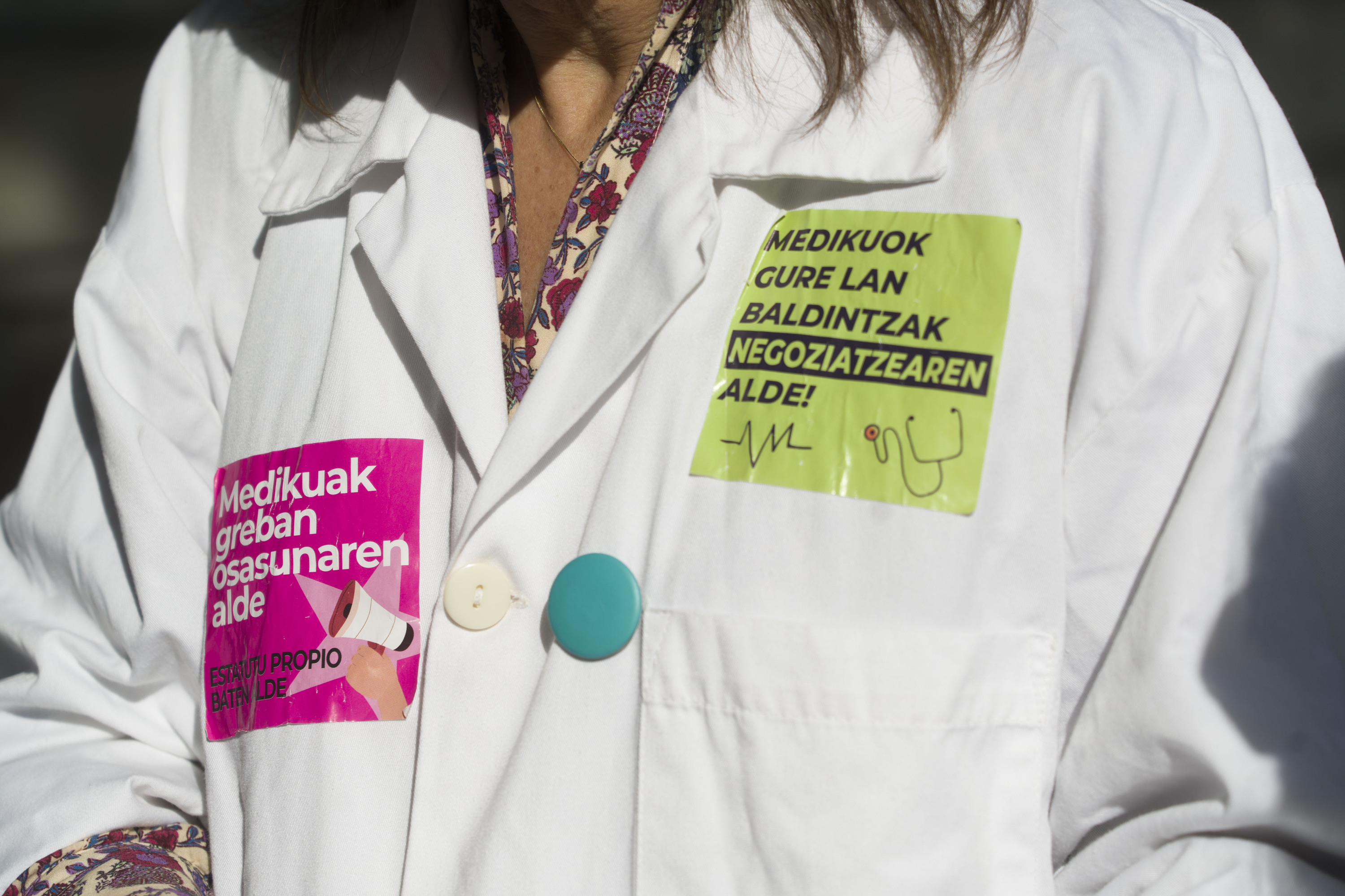 Mediku bat, Donostian egin zuten manifestazio batean. Artxiboko irudia da. JON URBE / FOKU