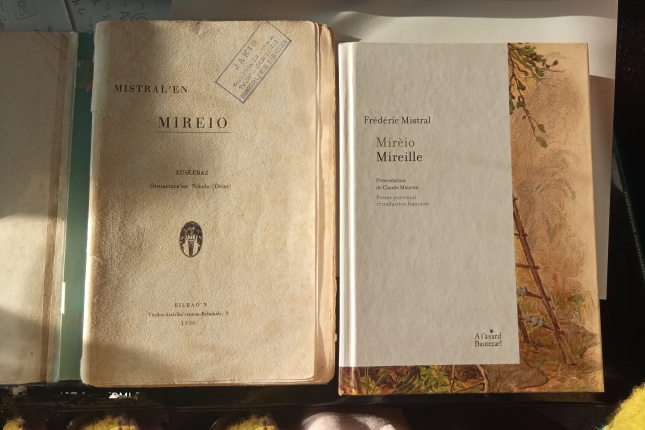 'Mireio'-ren euskarazko bertsioa —Orixek itzulia— ezkerrean, eta Frederic Mistralen jatorrizko bertsioa eskubian. CIRA CRESPO 'Mireio'-ren euskarazko bertsioa —Orixek itzulia— ezkerrean, eta Frederic Mistralen jatorrizko bertsioa eskubian. CIRA CRESPO