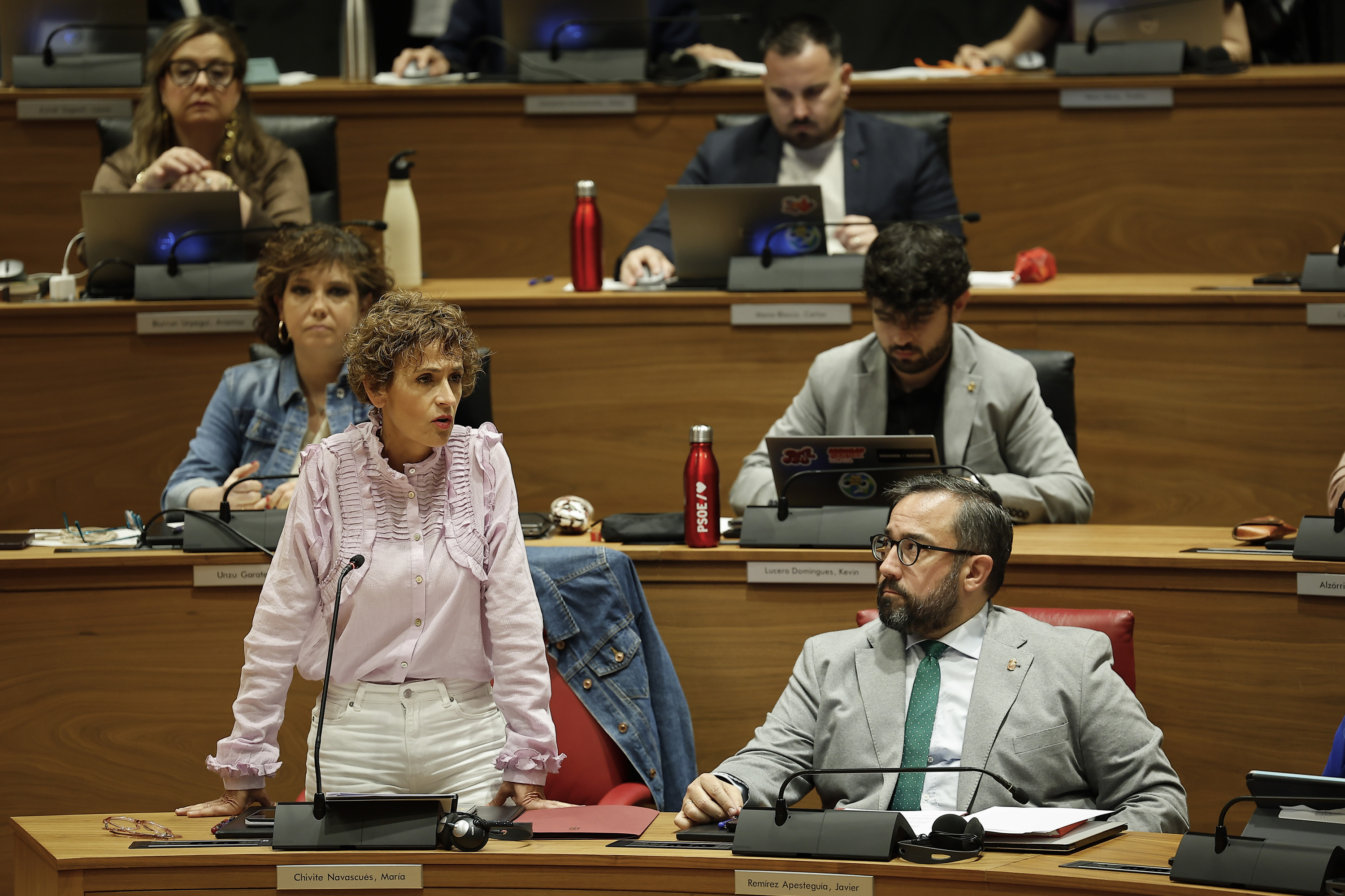 Maria Txibite lehendakaria eta Javier Remirez lehendakariordea, gaur, Nafarroako Parlamentuan. VILLAR LOPEZ / EFE