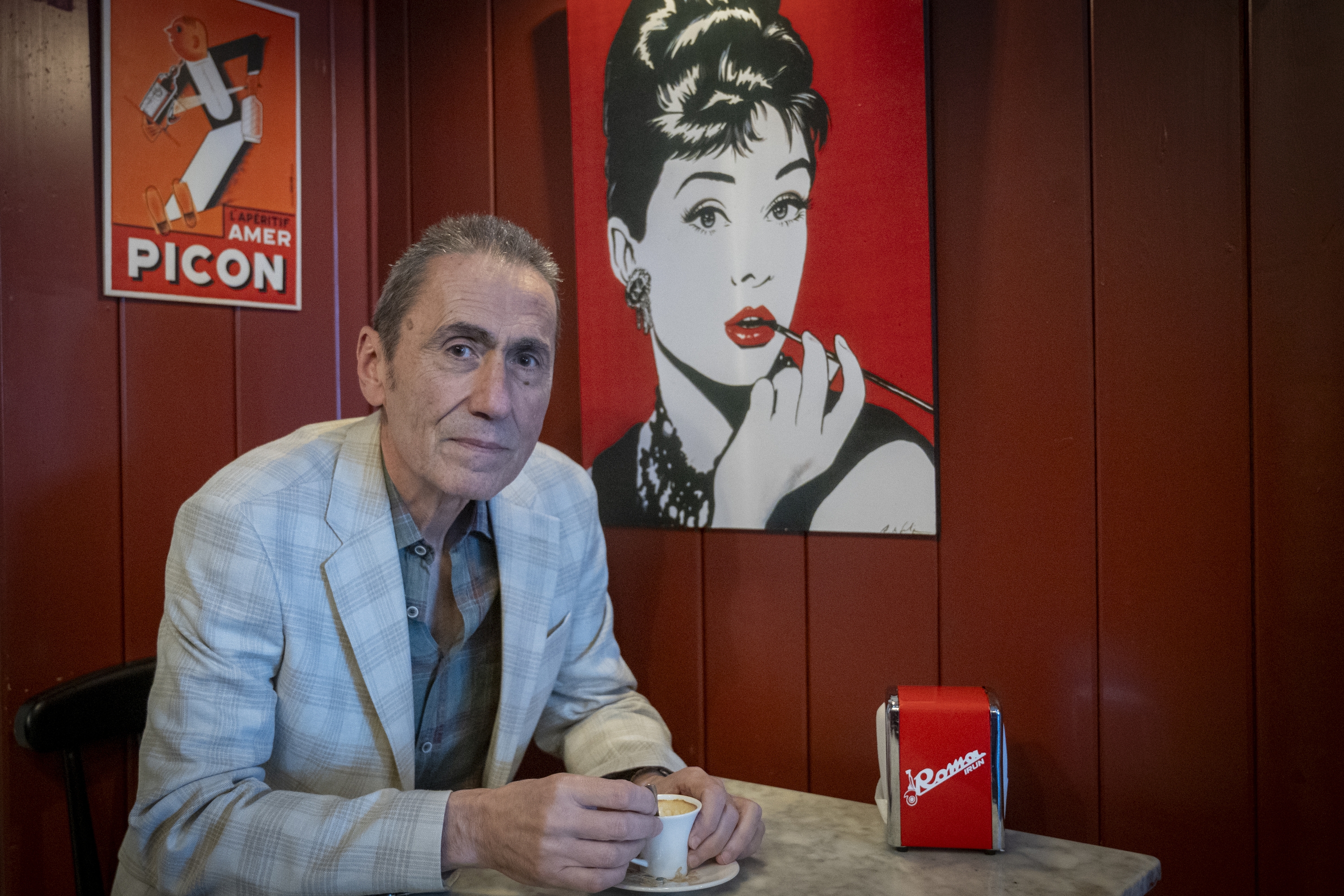 Jabier Muguruza, bere nobelarako inspirazio iturri izan duen kafetegian, Irungo Cafe Roman. GORKA RUBIO / FOKU