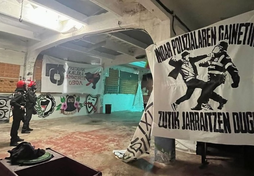 Bi ertzain Eibarko gaztetxearen barnean, gaur goizean. EIBARKO GAZTETXEA