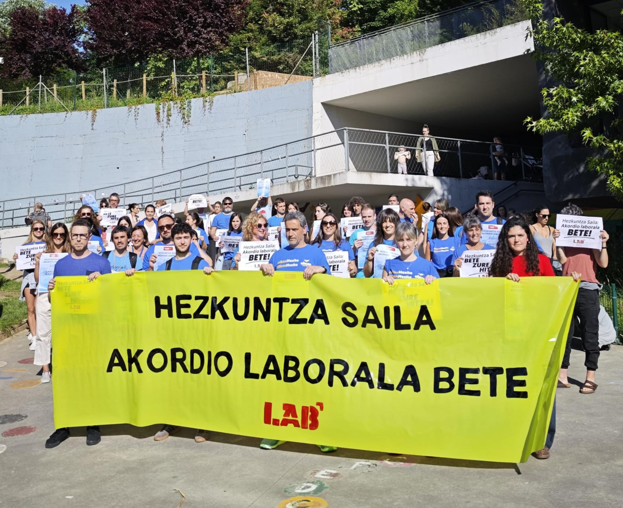 LABek deitutako ordubeteko lanuztea eta elkarretaratzea gaur, Bilboko Abusu ikastolan. LAB