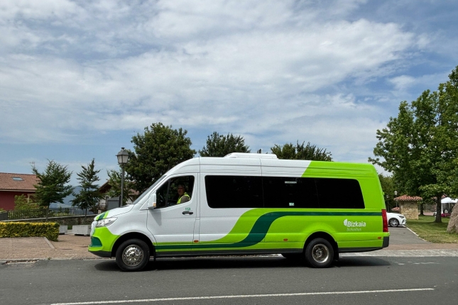 Eskaripeko Bizkaibus zerbitzuko autobus bat, Mendatan, iaz. Gaur egun Busturialdean eskaintzen du zerbitzu hori diputazioak, eta Enkarterriko Mankomunitateak euren eskualderako ere eskatu du. BERRIA Eskaripeko Bizkaibus zerbitzuko autobus bat, Mendatan, iaz. Gaur egun Busturialdean eskaintzen du zerbitzu hori diputazioak, eta Enkarterriko Mankomunitateak euren eskualderako ere eskatu du. BERRIA