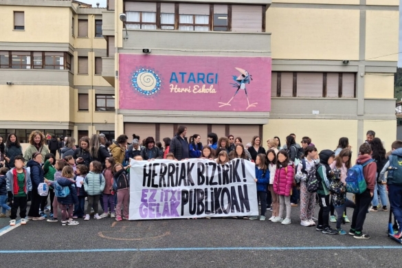 (ID_17794510929995) Atarrabiako Atargi D ereduko ikastetxean protesta.
