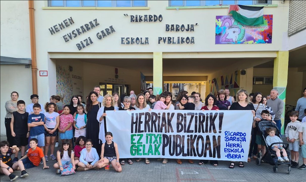 Berako Rikardo Baroja ikastetxeko hezkuntza komunitatea, protestan. STEILAS