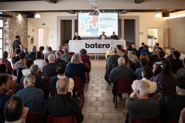 BATERA plataformaren biltzar nagusia, maiatz hasieran, Itsasun. PATXI BELTZAIZ BATERA plataformaren biltzar nagusia, maiatz hasieran, Itsasun. PATXI BELTZAIZ