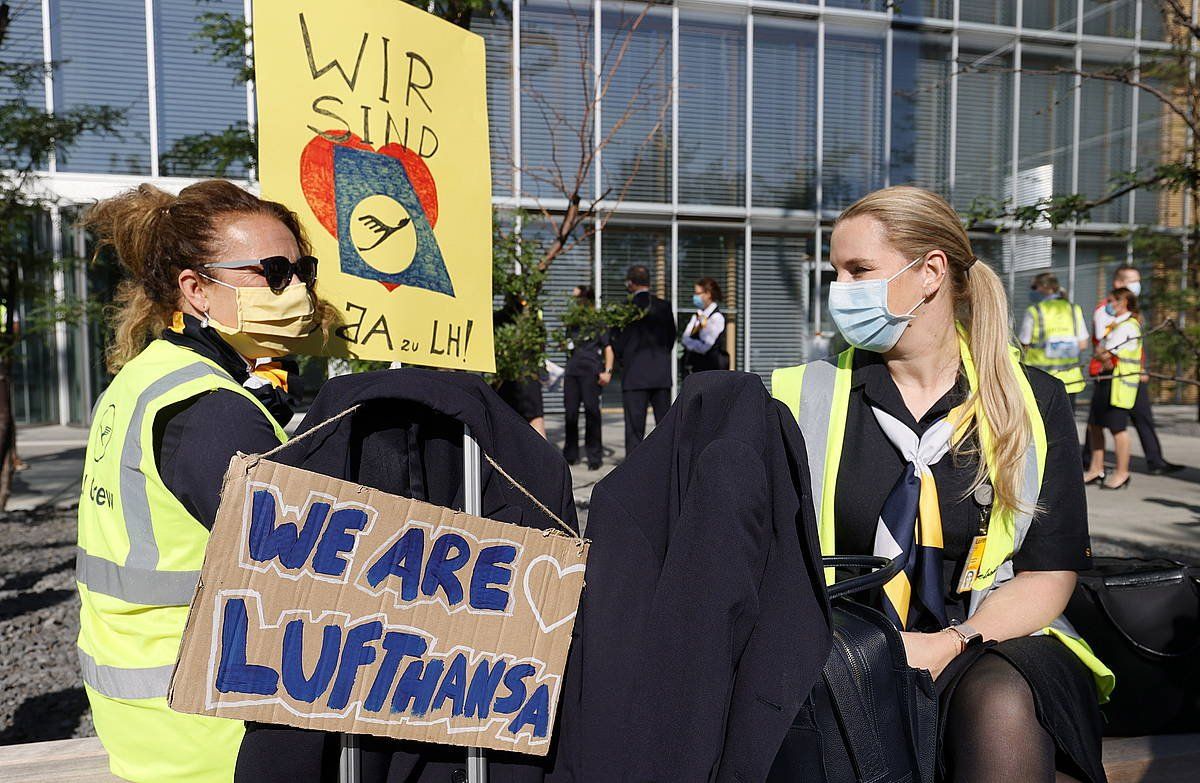 Lufthansako langileen protesta bat, Berlinen, egunotan. RONALD WITTEK / EFE