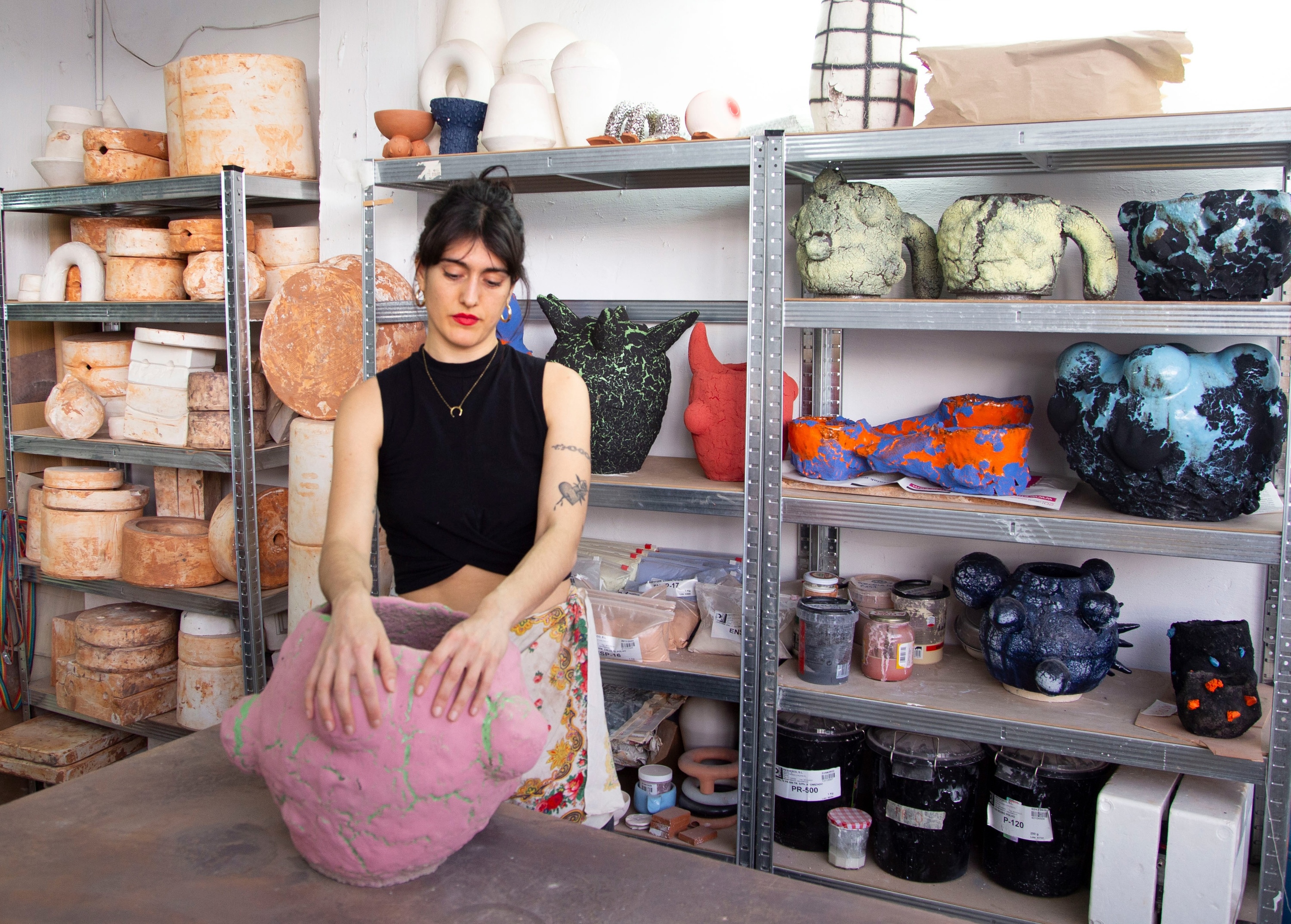 Mar de Dios artista, bere estudioan. CRISTINA BENET / CARRERAS MUGICA GALERIAREN KORTESIAZ