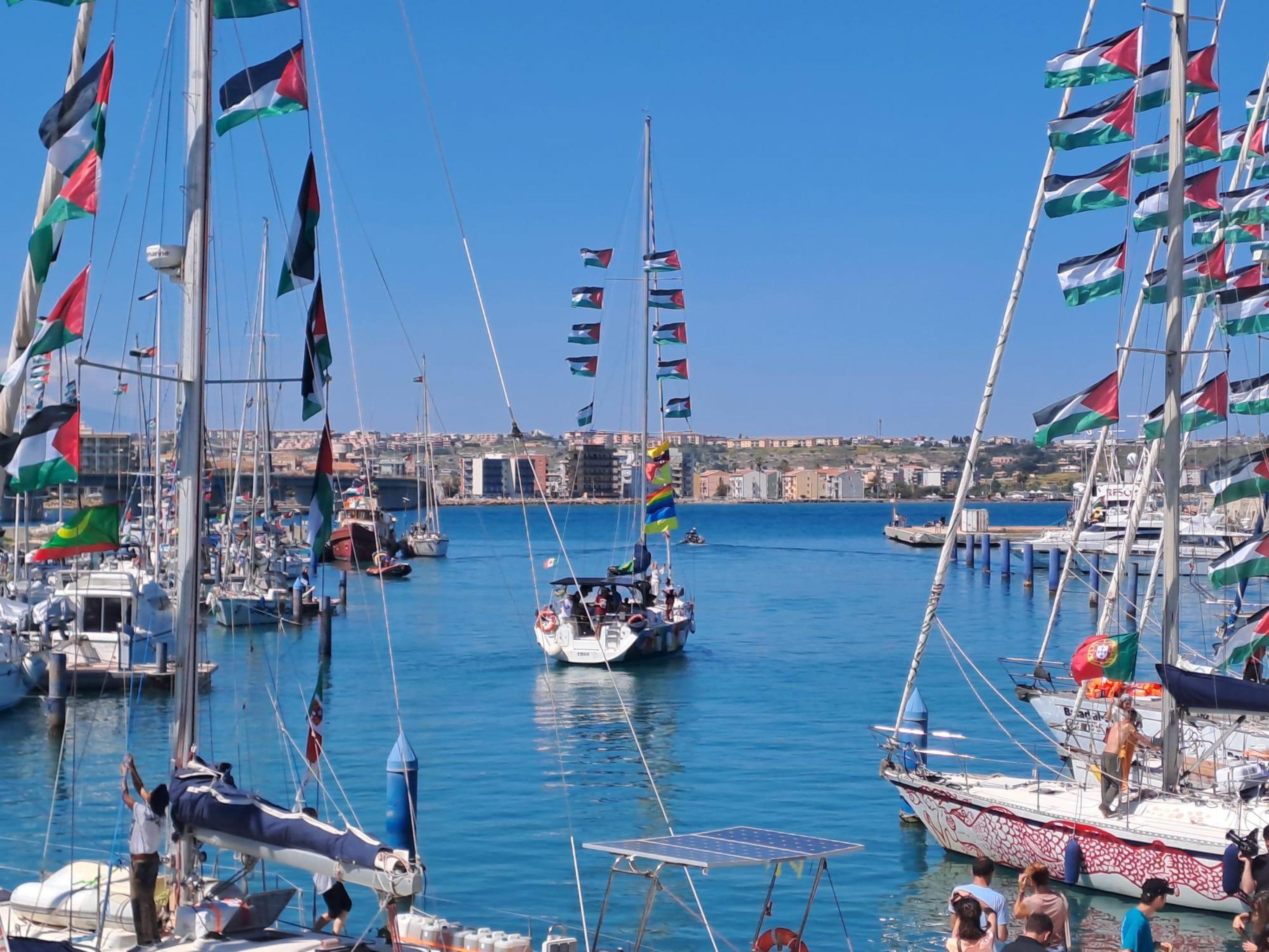 Globla Sumud Flotillako ontzi bat Augustan (Italia). ORIETTA SCARDINO / EFE