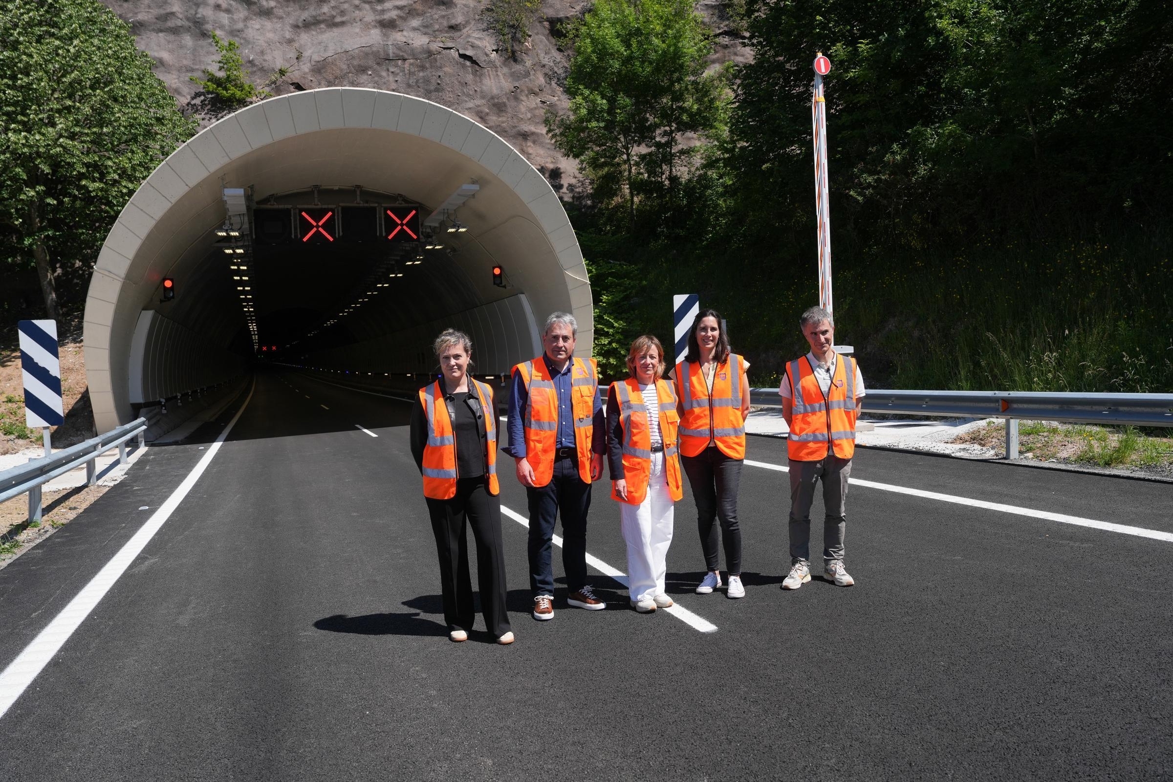 Gipuzkoako Foru Aldundiko arduradunak, herenegun, Belabietako tunelaren parean. GIPUZKOAKO FORU ALDUNDIA