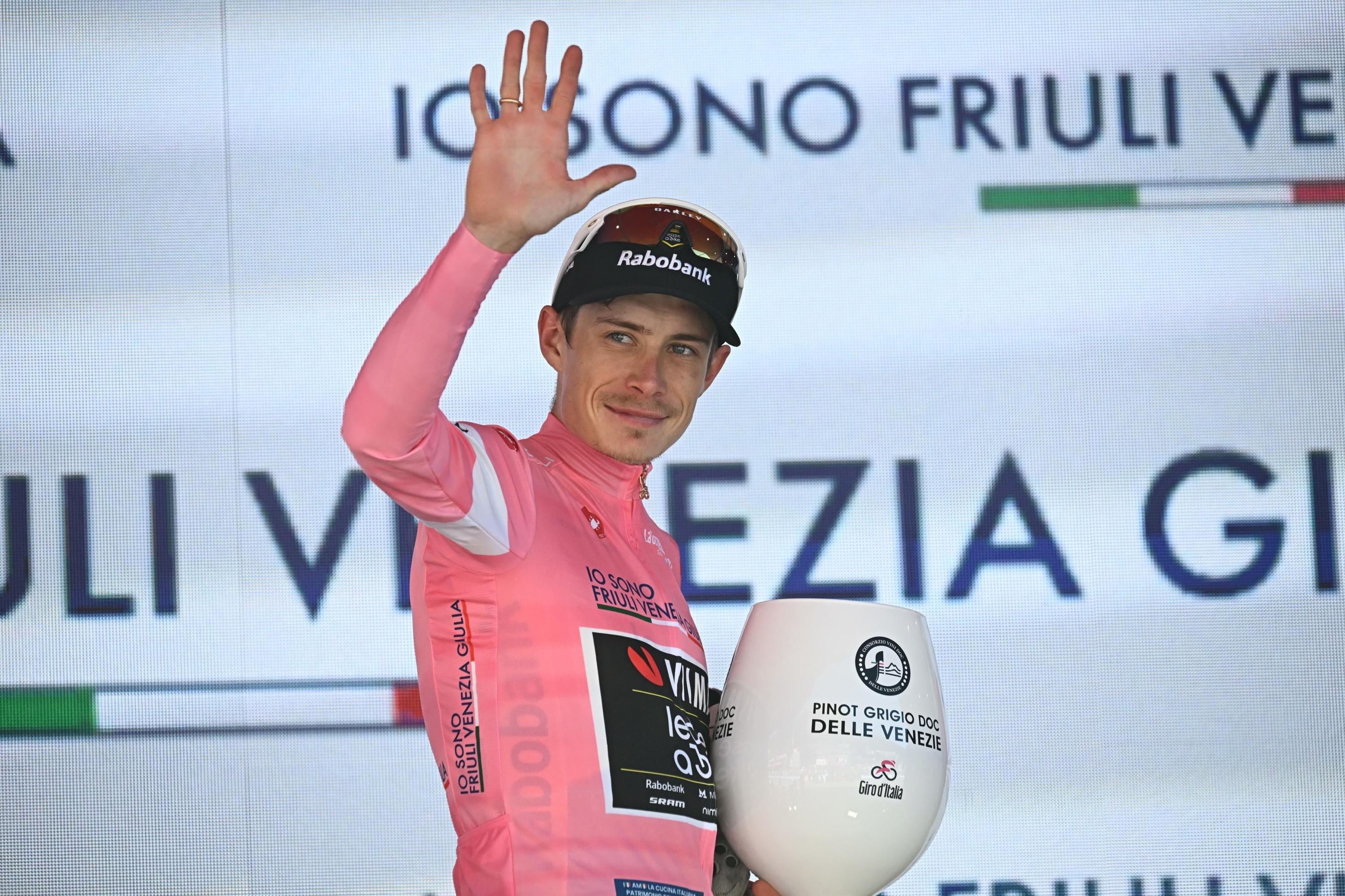 Jonas Vingegaard, elastiko arrosa jantzita. LUCA ZENNARO / EFE