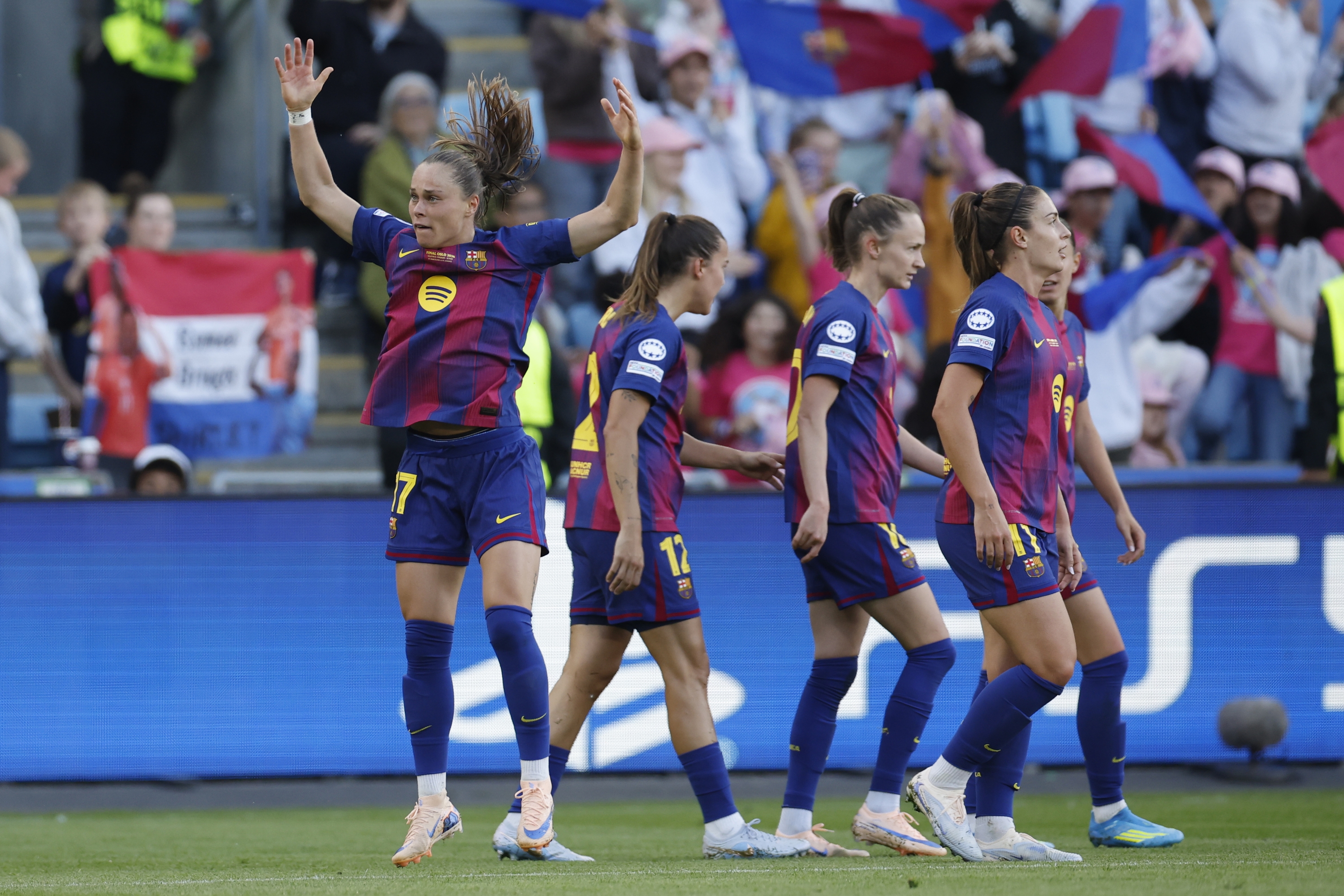 Ewa Pajor gol bat osapatzen, atzean taldekideak dituela. ALBERTO ESTEVEZ / EFE