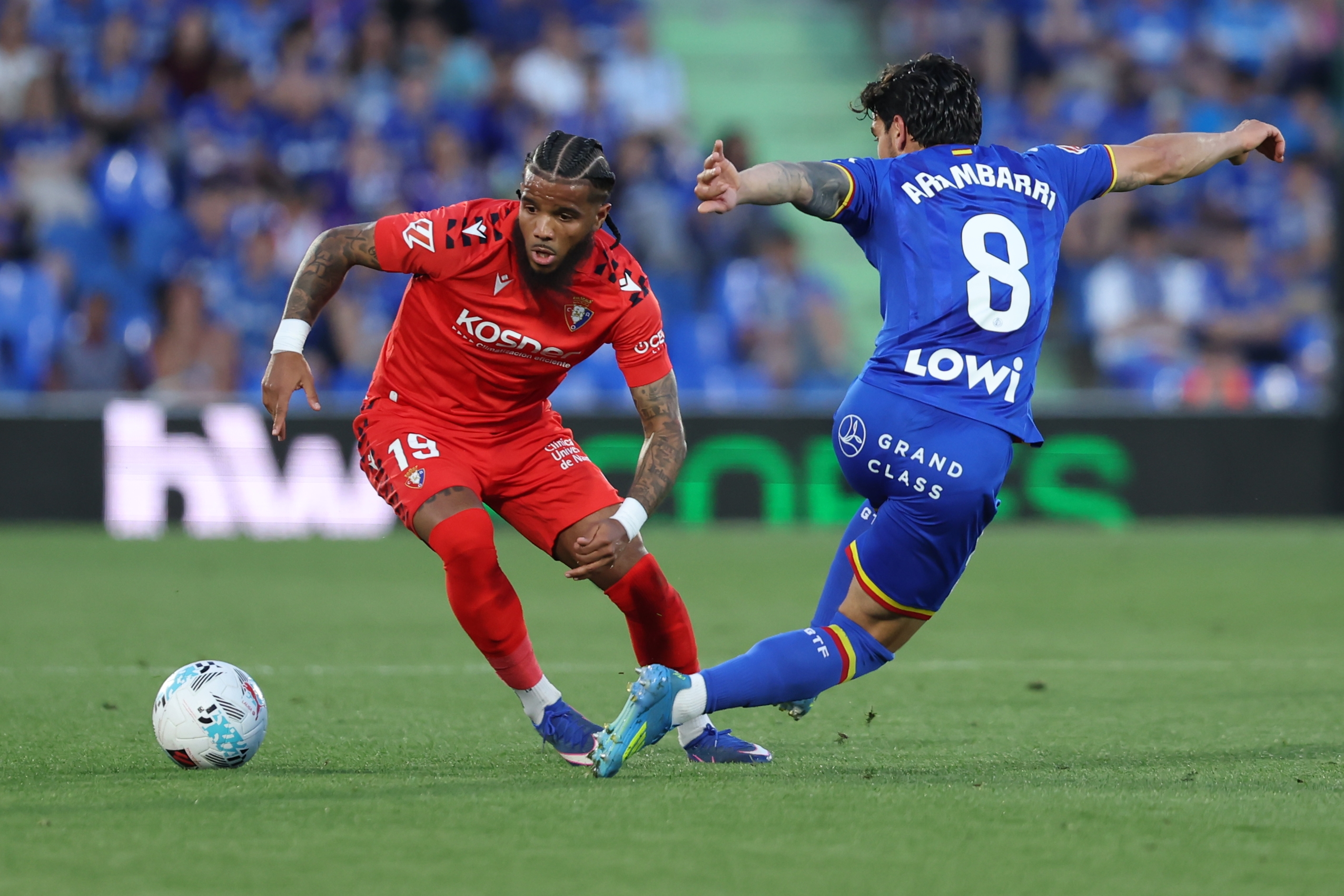 Osasunako Rosier eta Getafeko Arambarri atzean utzi nahian. KIKO HUESCA / EFE