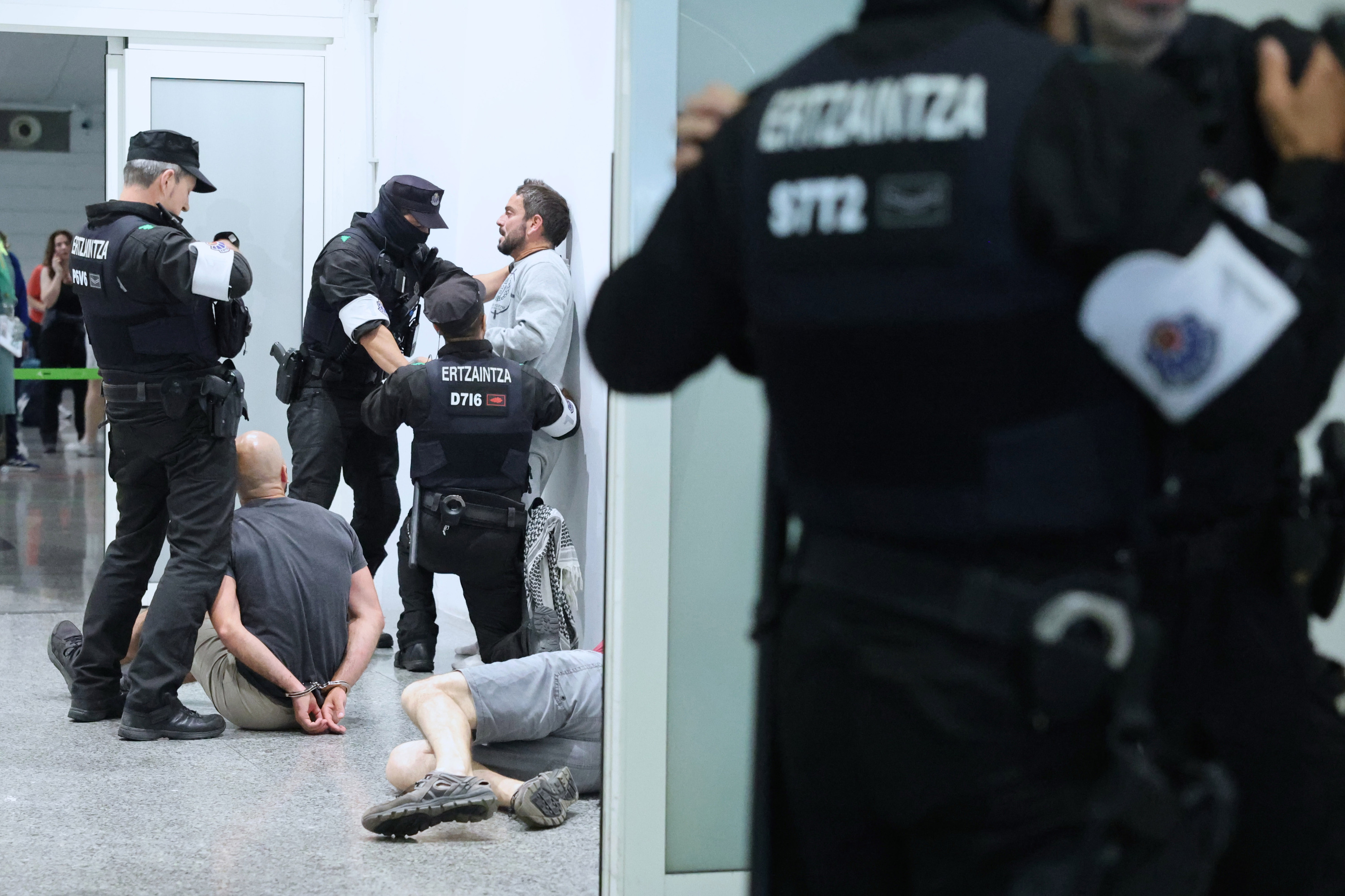 Ertzainak flotillako kideen kontra oldartu dira Loiun