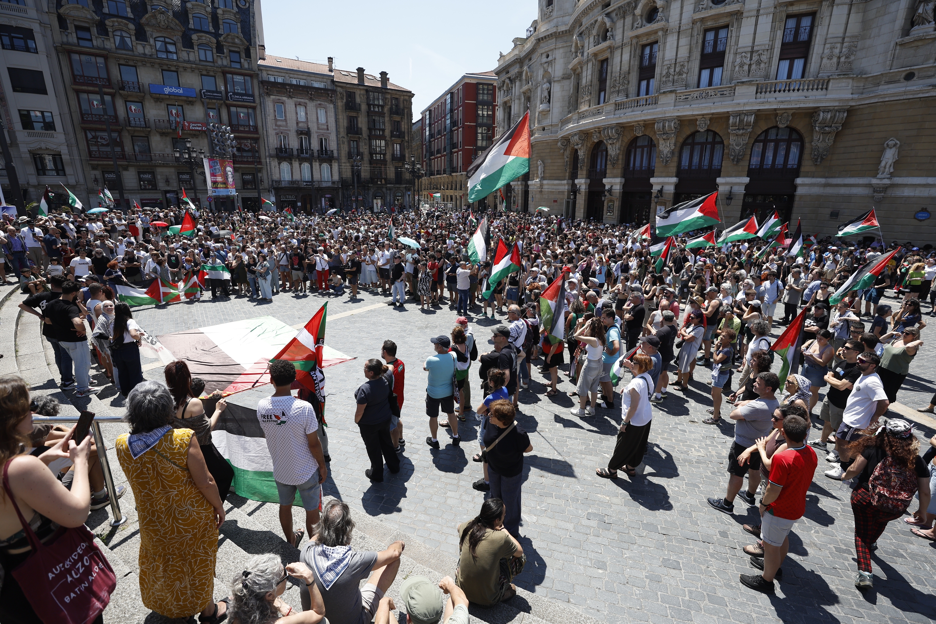 Global Sumudek deitutako manifestazioa, gaur, Bilboko Arriaga plazan. MIGUEL TOÑA / EFE