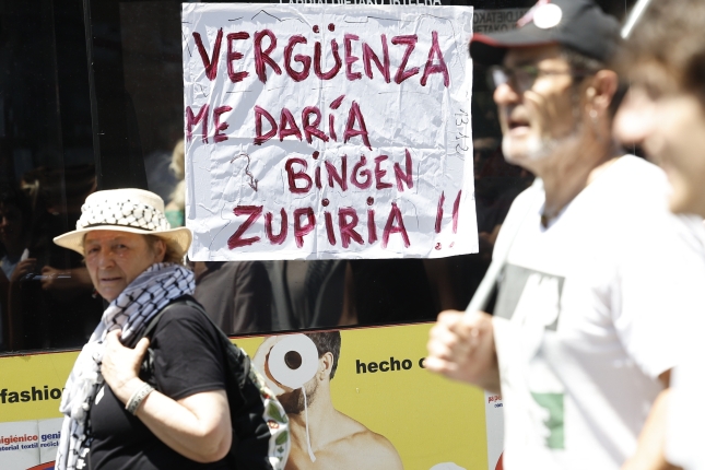 Bingen Zupiriaren aurkako aldarria, gaur, Bilbon. MIGUEL TOÑA / EFE Bingen Zupiriaren aurkako aldarria, gaur, Bilbon. MIGUEL TOÑA / EFE