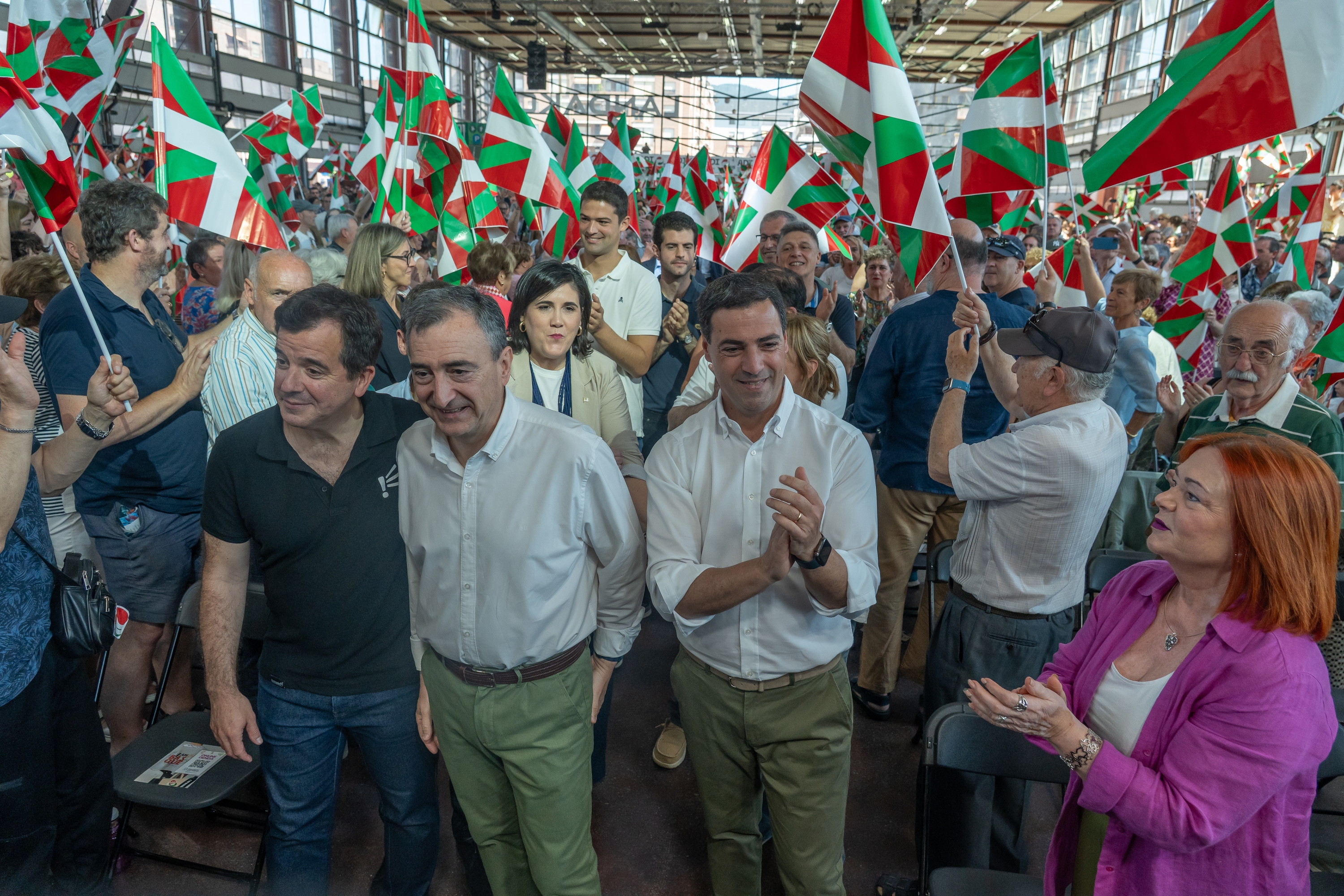 Ansola, Esteban, Pradales eta EAJko beste zenbait kide, gaur, Durangon. ANDONI CANELLADA / FOKU