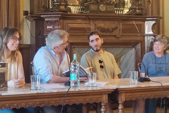 Eunate argitaletxeko Maria Oset, Ivan Benitez kazetaria, Amine gazte migratzailea —kaletik ateratzea lortu du— eta Elkarri Laguntza elkarteko Mari Jose Gastearena, liburuaren aurkezpenean. NAFARROAKO HITZA Eunate argitaletxeko Maria Oset, Ivan Benitez kazetaria, Amine gazte migratzailea —kaletik ateratzea lortu du— eta Elkarri Laguntza elkarteko Mari Jose Gastearena, liburuaren aurkezpenean. NAFARROAKO HITZA