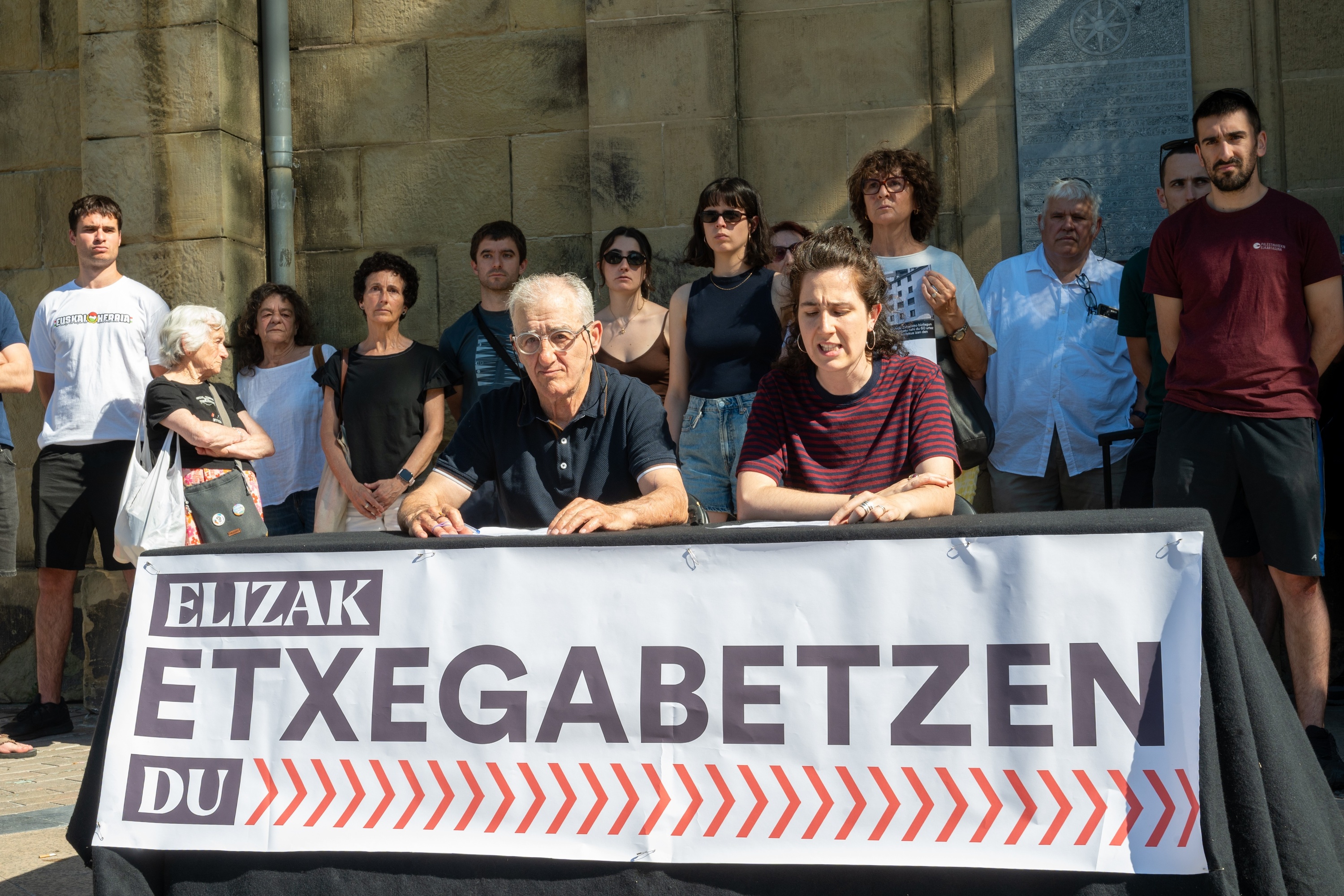 Etxebizitza sindikatuaren eta Alde Zaharreko bizilagunen agerraldia gaur, Donostian. GORKA RUBIO / FOKU