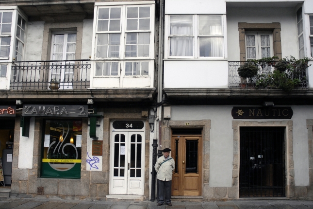 Jose Luis Alvarez Enparantza 'Txillardegi' 2006an, Galizian, Ferrolen bizitoki eta 1956an 'Leturiaren egunkari ezkutua' idazteko baliatu zuen etxearen aurrean Jose Luis Alvarez Enparantza 'Txillardegi' 2006an, Galizian, Ferrolen bizitoki eta 1956an 'Leturiaren egunkari ezkutua' idazteko baliatu zuen etxearen aurrean