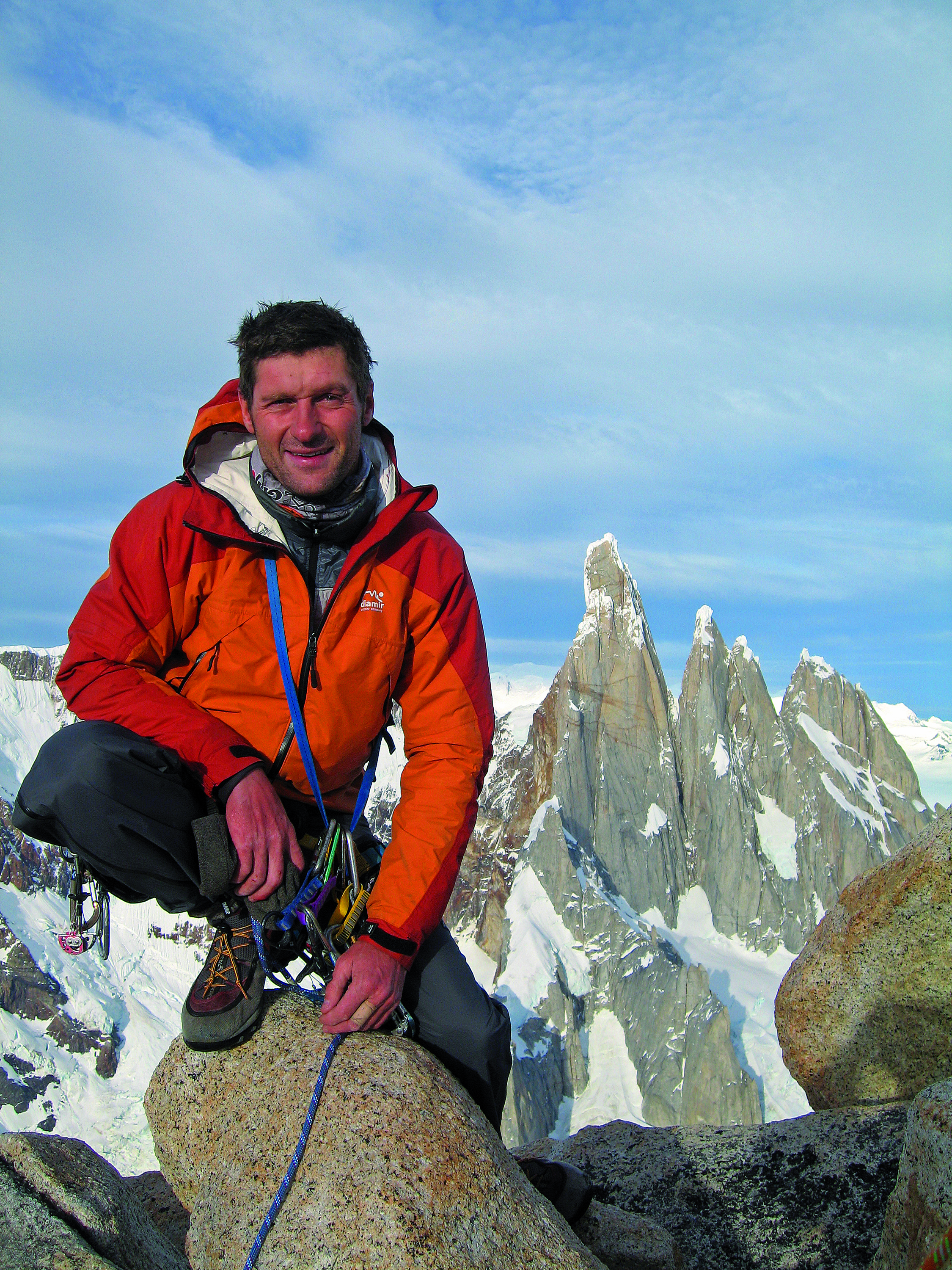 Juan Vallejo Saint Exupery orratzaren gailurrean. Atzean, Cerro Torre.