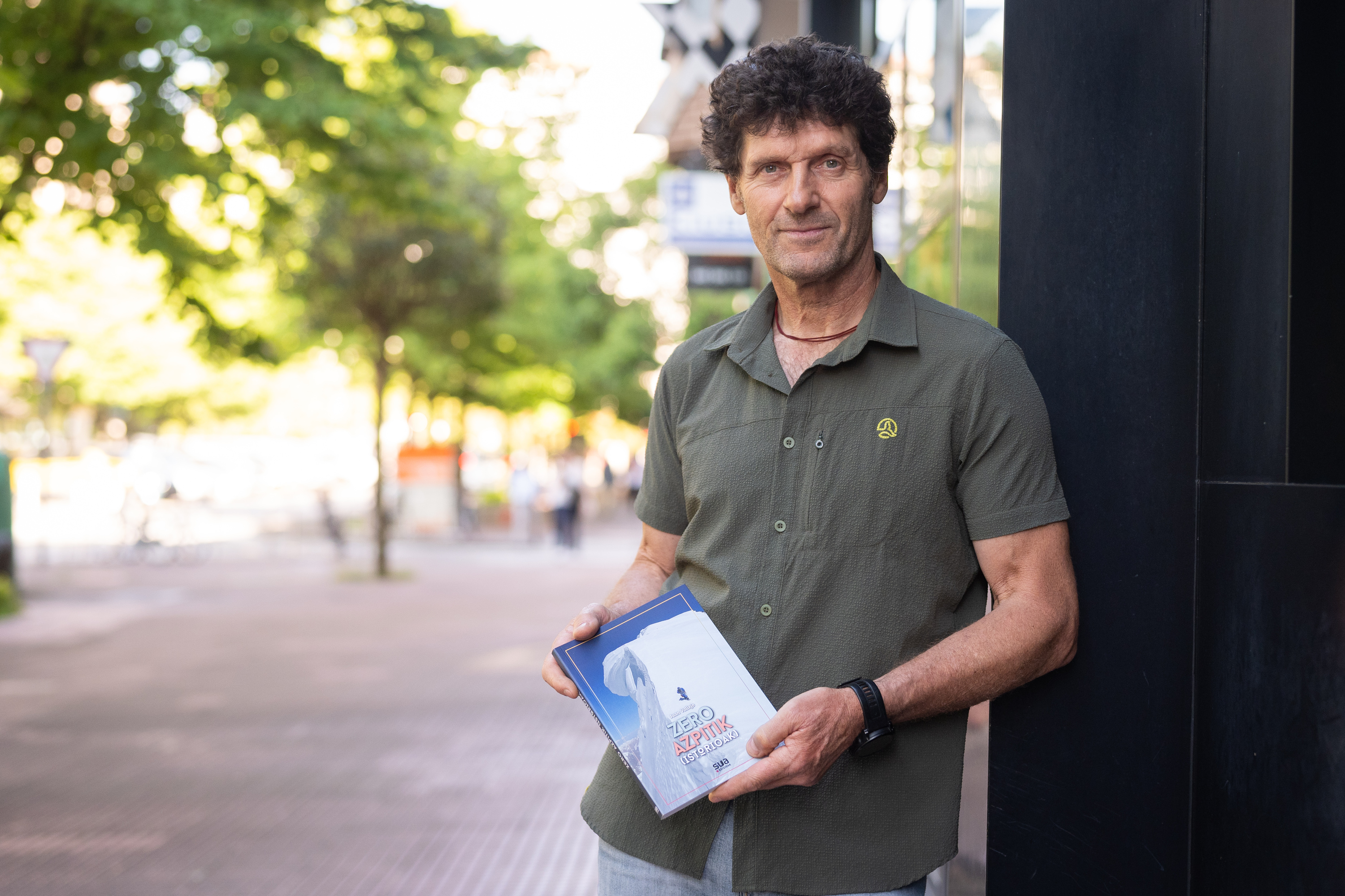 Juan Vallejo mendizalea bere liburuarekin