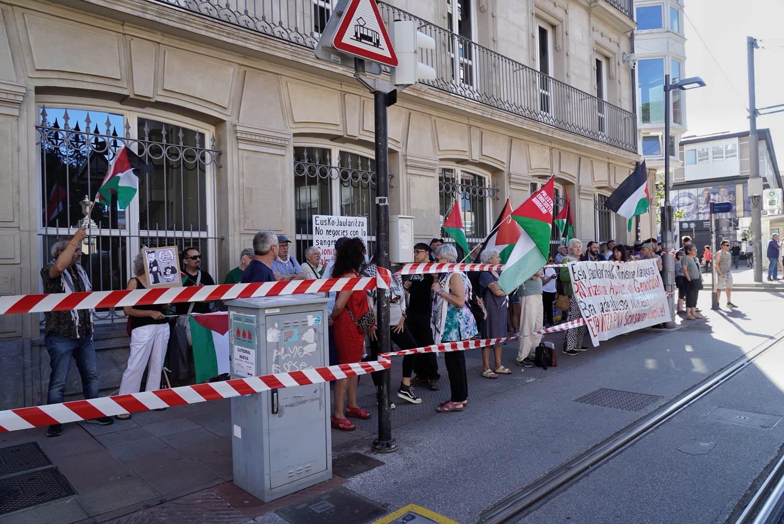 Global Sumud Euskal Herria eta Palestinarekin Elkartasuna plataformek deituriko protesta, gaur, Eusko Legebiltzarraren aurrean. RAUL BOGAJO / FOKU