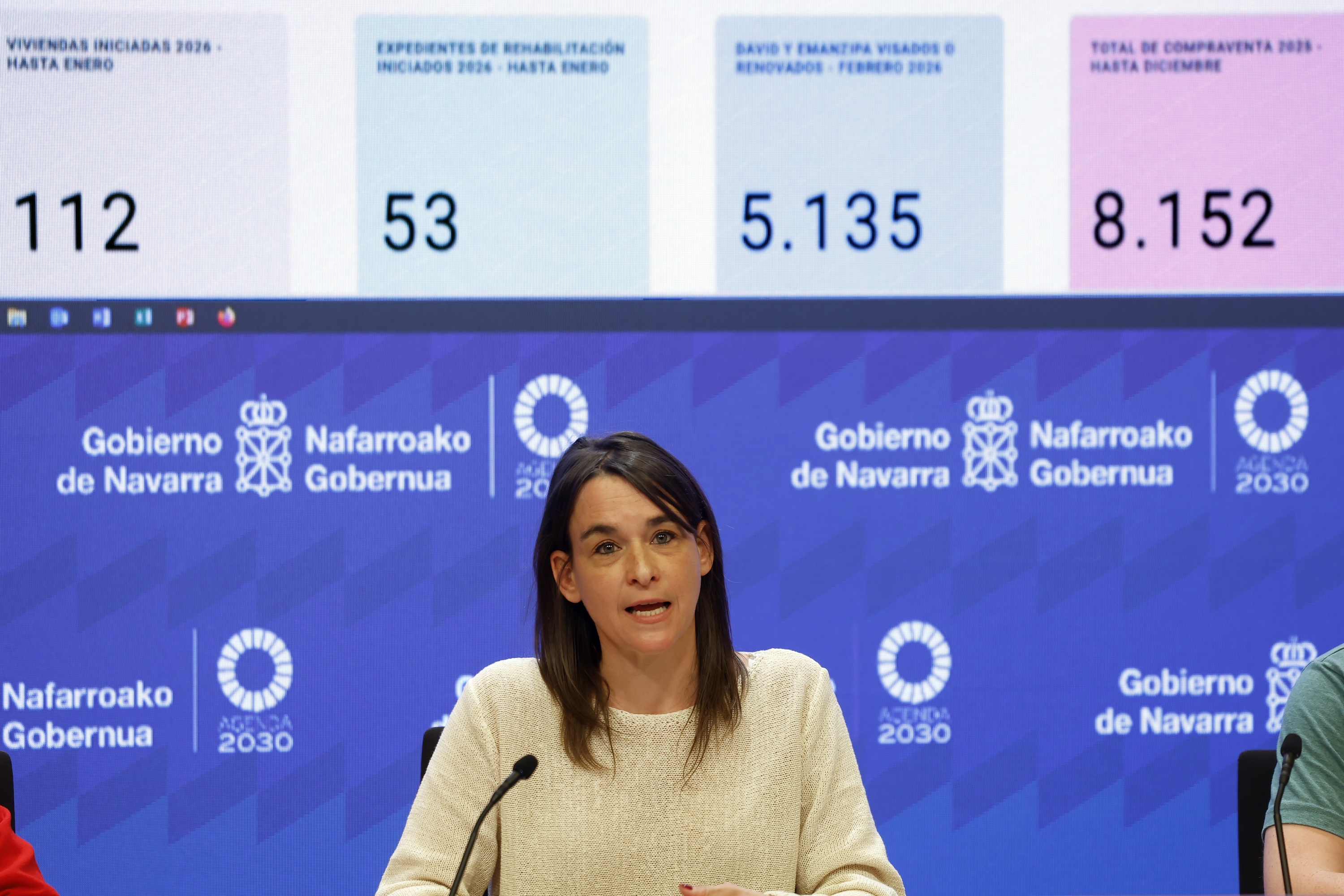 Begoña Alfaro, prentsaurreko batean. JESUS DIGES / EFE