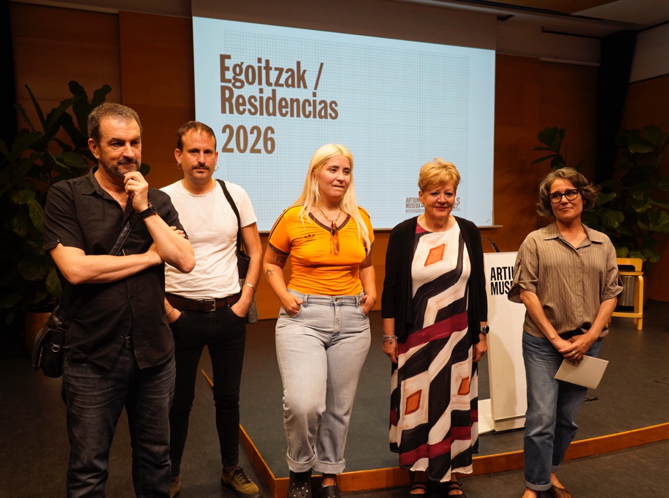  Iñaki Larrimbe Zas Kultur-eko arduraduna, Jorge Moneo eta Ane Berganza artistak, Ana del Val Arabako Kultura diputatua eta Beatriz Herraez Artiumeko zuzendaria, agerraldian. RAUL BOGAJO / FOKU