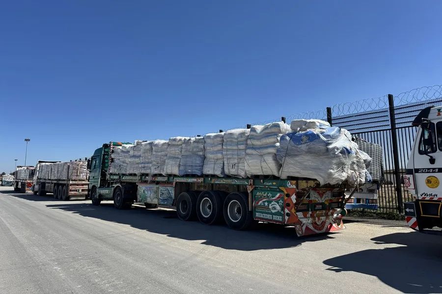 Lurreko konboi humanitariooko kamioi bat Libian, duela egun batzuk. BERRIA